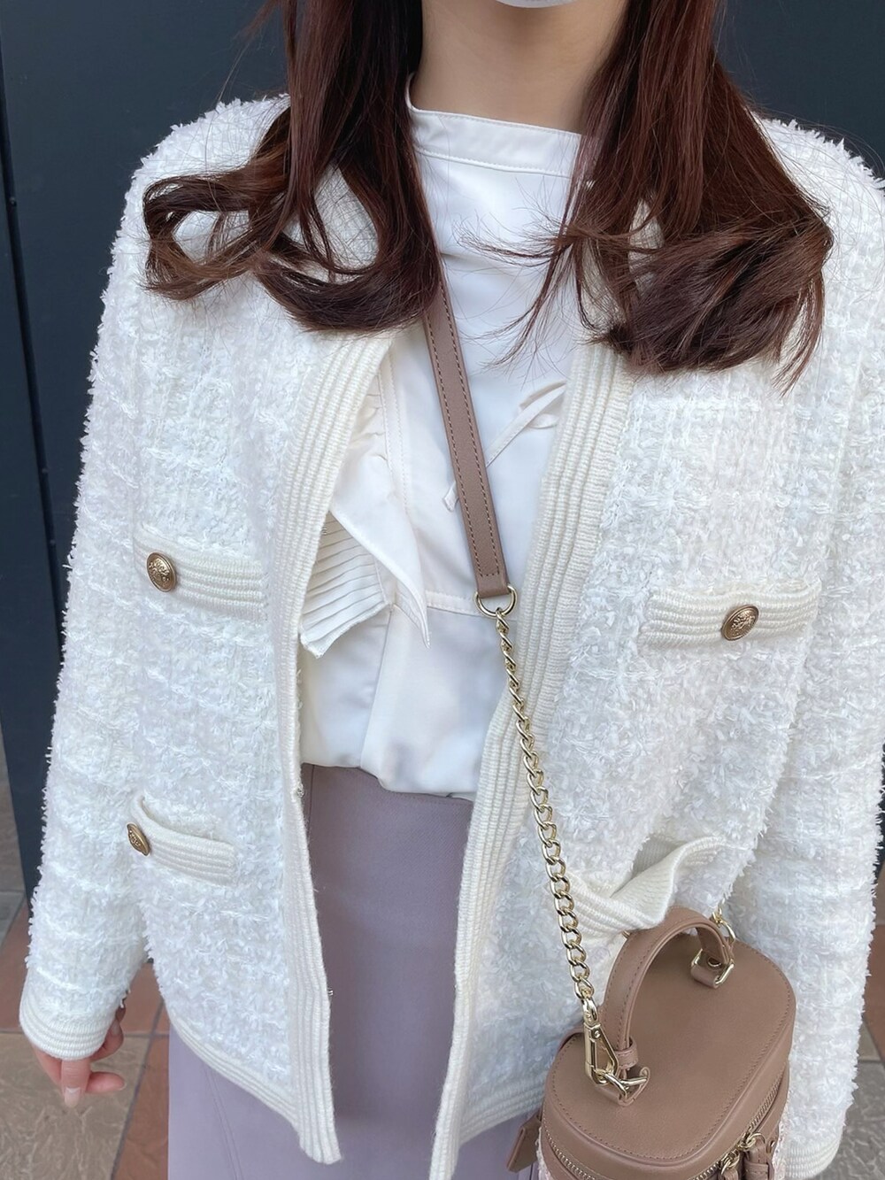 ホワイト系のシャツ/ブラウス、ブラック系のスカート、ベージュ系のブーツを着用したレディースの秋コーディネートの2枚目の写真