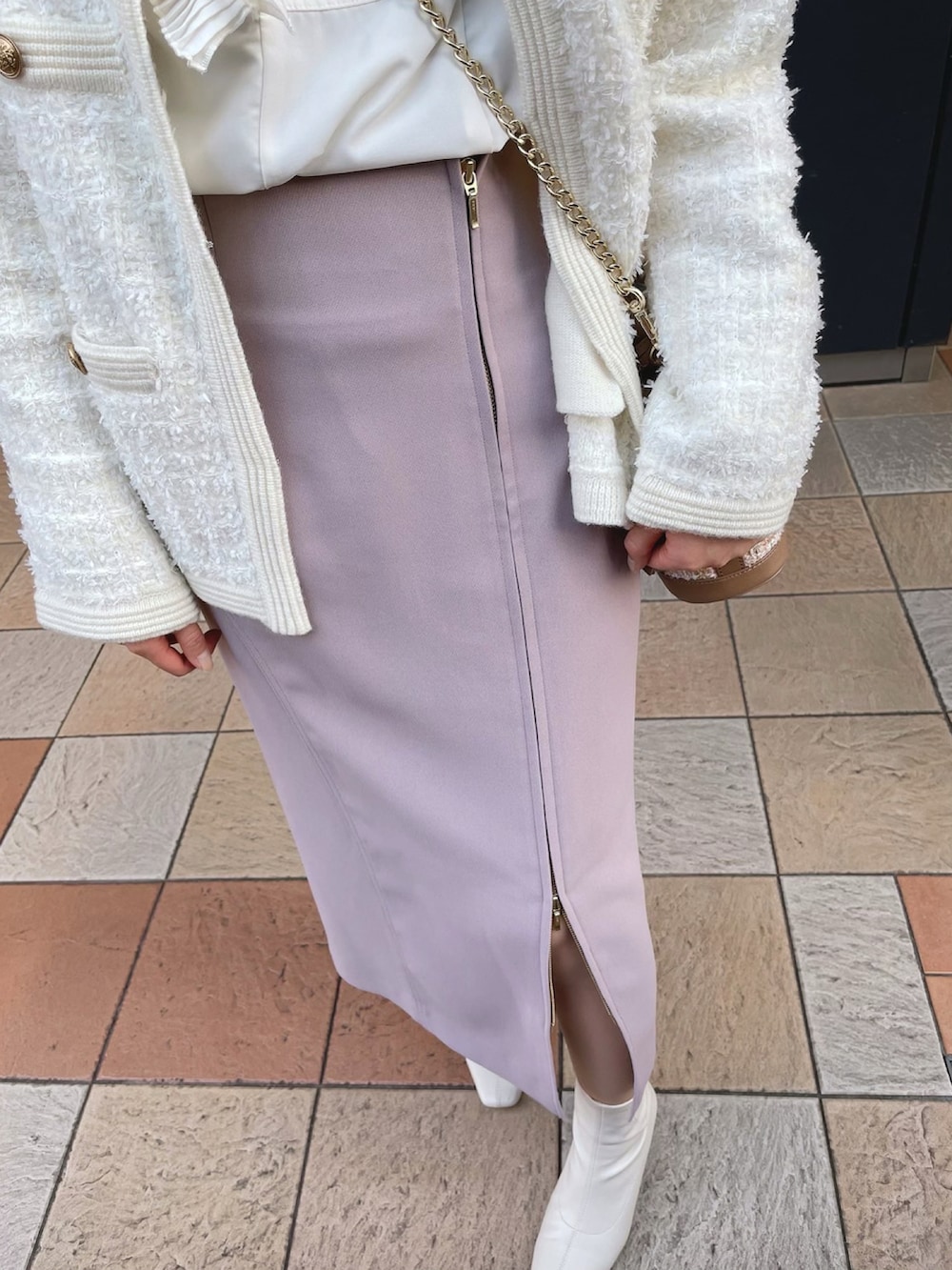 ホワイト系のシャツ/ブラウス、ブラック系のスカート、ベージュ系のブーツを着用したレディースの秋コーディネートの3枚目の写真