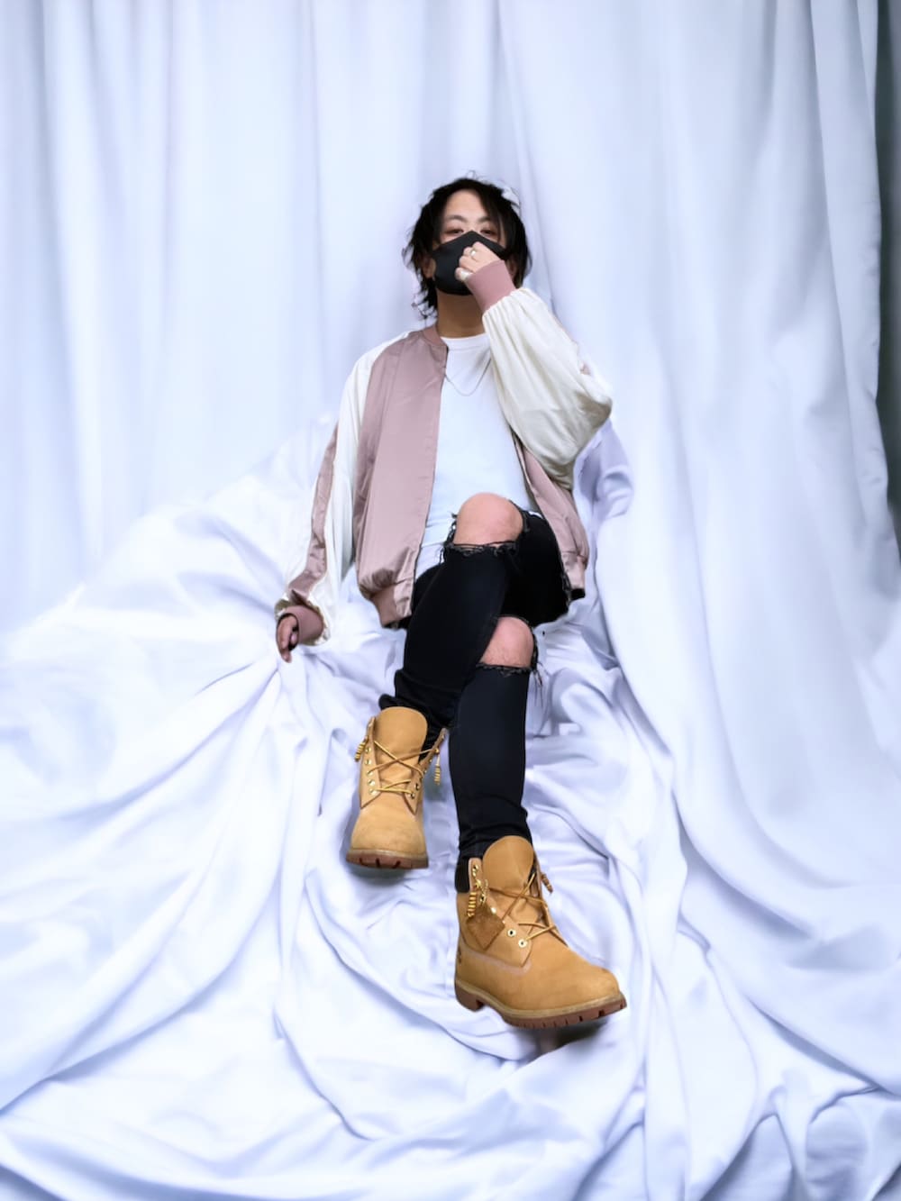 レッド系のスカジャンを着用したメンズの春コーディネートの2枚目の写真