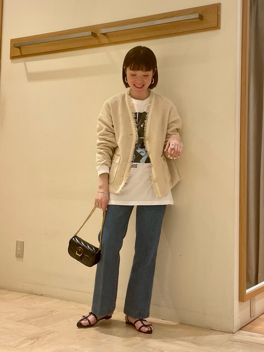 「ジャケット、バンドT、GOOD ROCK SPEED、デニム、春コーデ、アウター、春アウター、きれいめカジュアル、おしゃれさんと繋がりたい、ootd、オトナ女子、オトナカジュアル、カジュアルコーデ、シンプルコーデ、サンダル」｜「fredy emueのバックルキルトチェーンバッグ（ショルダーバッグ、ブラック系）」を使った、ほこさん（レディース・158cm）の春コーディネートの2枚目の写真