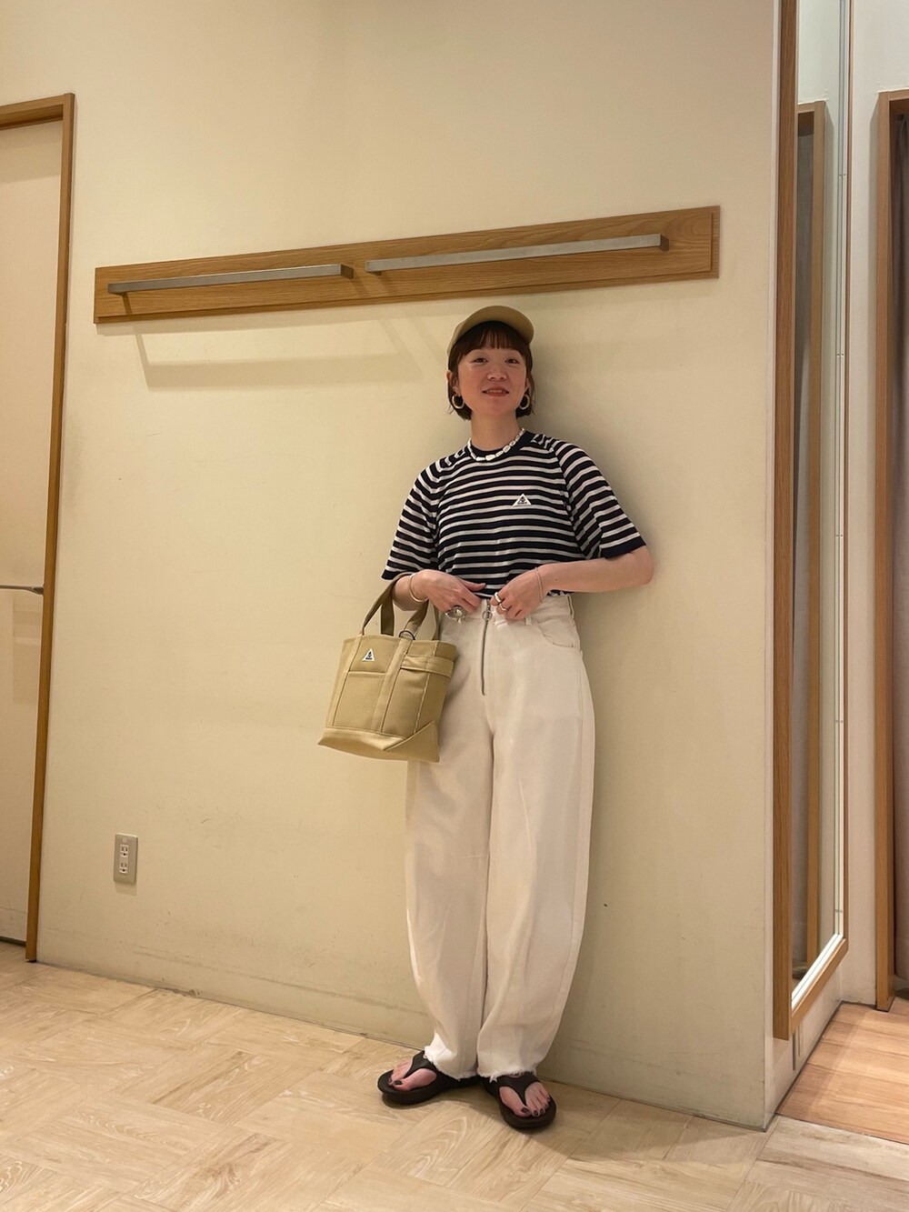「ゲバコ、ゲバコしか勝たん、GEVACO、キャップ、ベージュ、ボーダー、デニム、oofos、ホワイト、オトナカジュアル、おしゃれさんと繋がりたい、シンプルコーデ、休日スタイル、春夏コーデ、いいね、save、フォローお願いします🤑」｜「OOFOSの【OOFOS/ウーフォス】OOriginal（サンダル、ブラック系）」を使った、ほこさん（レディース・158cm）の春コーディネートの3枚目の写真