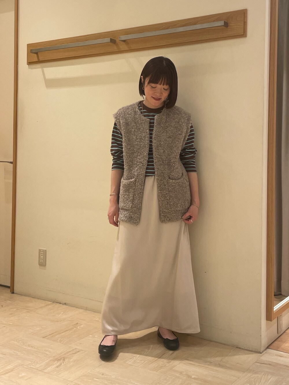 「ボーダー、GEVACO、スカート、カジュアル、オトナカジュアル、ベスト、秋コーデ、休日スタイル、ロンT、きれいめカジュアル、淡色コーデ、ベージュ、お出かけコーデ、おしゃれさんと繋がりたい、ootd」｜「fredy emueのビンテージサテンフレアースカート（スカート、ベージュ系）」を使った、ほこさん（レディース・158cm）の秋コーディネートの3枚目の写真
