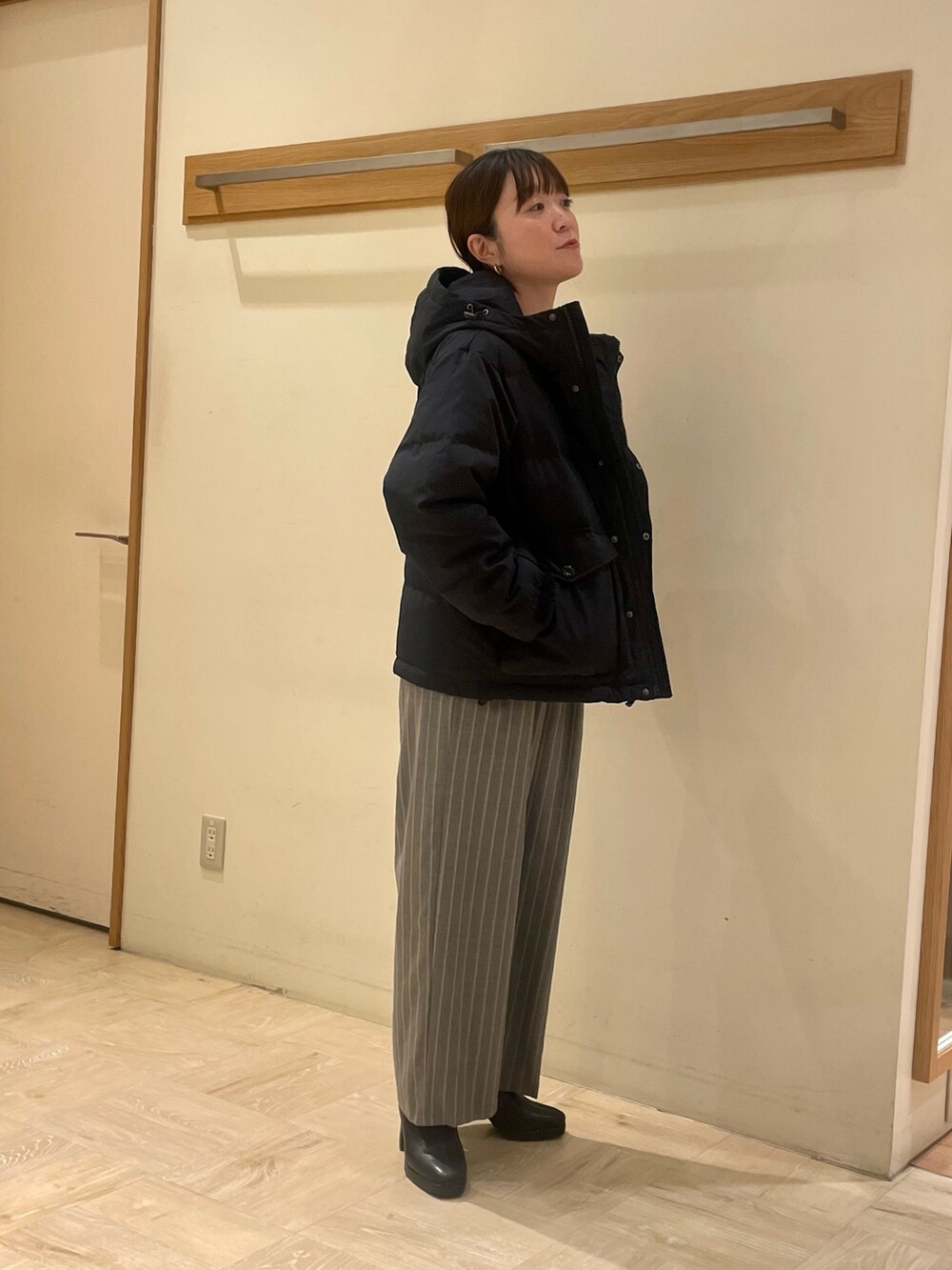 ブラック系のダウンジャケット/コート、ブラック系のその他パンツ、ブラック系のブーツを着用したレディースの秋コーディネートの2枚目の写真