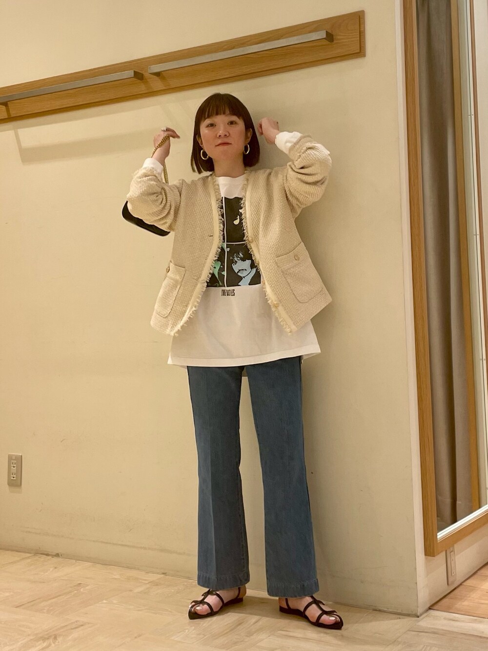 「ジャケット、バンドT、GOOD ROCK SPEED、デニム、春コーデ、アウター、春アウター、きれいめカジュアル、おしゃれさんと繋がりたい、ootd、オトナ女子、オトナカジュアル、カジュアルコーデ、シンプルコーデ、サンダル」｜「fredy emueのバックルキルトチェーンバッグ（ショルダーバッグ、ブラック系）」を使った、ほこさん（レディース・158cm）の春コーディネートの3枚目の写真