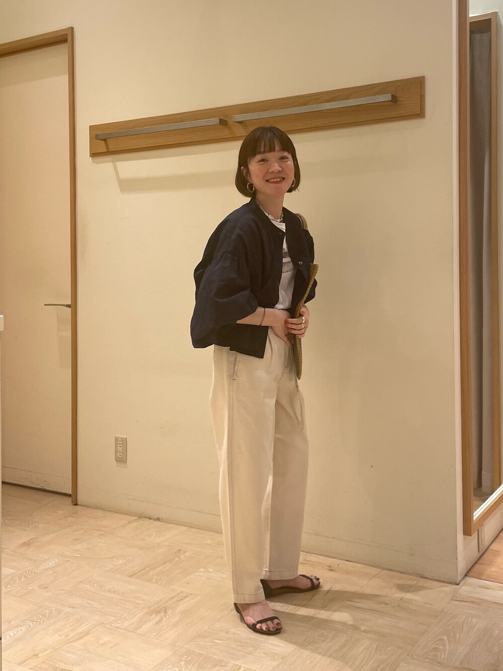 ブラック系のサンダル、ブルー系のシャツ/ブラウス、ホワイト系のデニムパンツを着用したレディースの春コーディネートの3枚目の写真