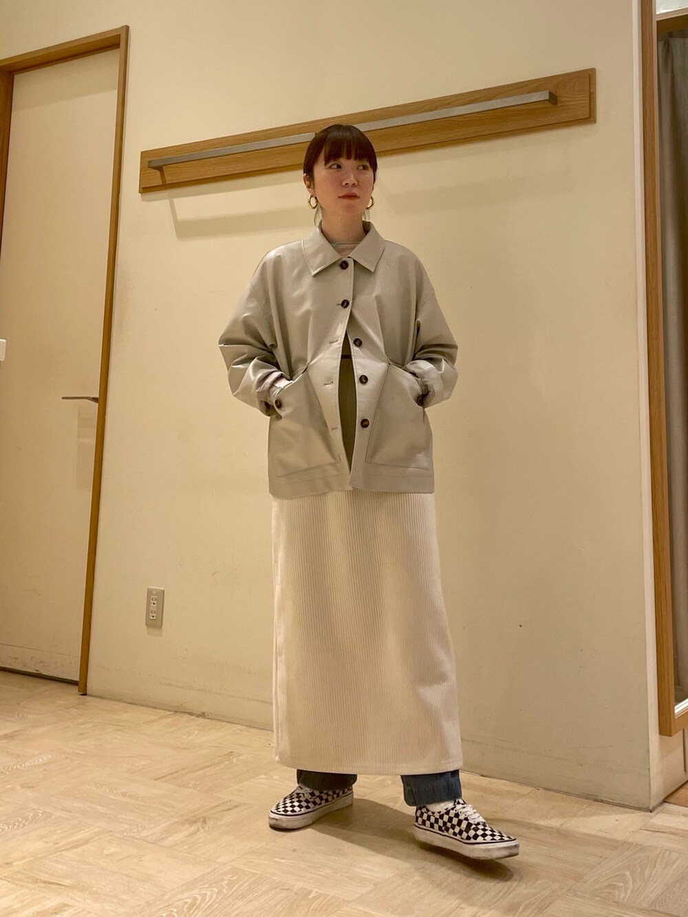 ホワイト系のワンピース、ベージュ系のブルゾン、グリーン系のTシャツ/カットソーを着用したレディースの冬コーディネートの2枚目の写真