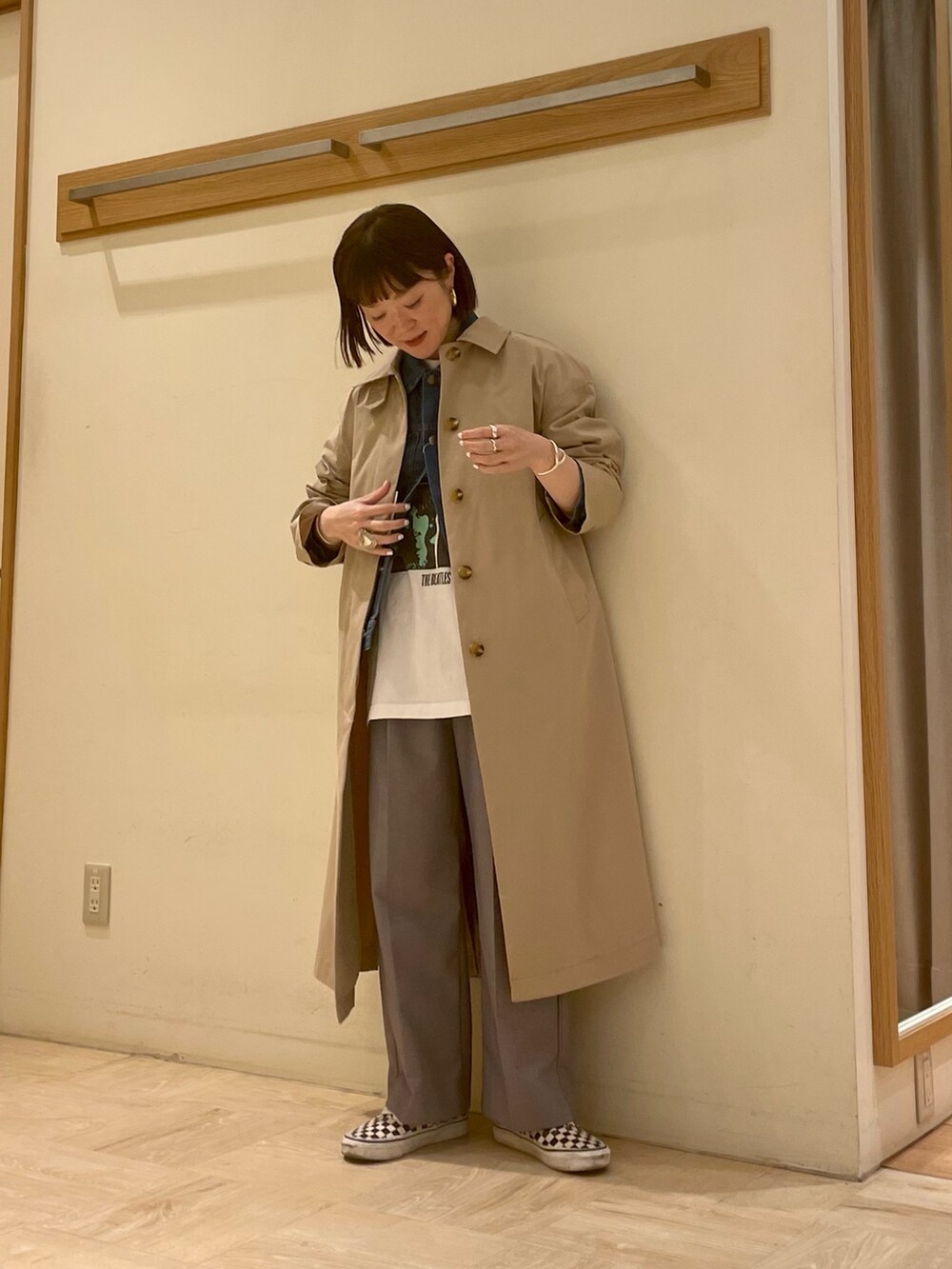 「ステンカラーコート、アウター、春コーデ、ベージュ、Gジャン、スニーカーコーデ、オトナカジュアル、おしゃれさんと繋がりたい、ootd、FREDY&GLOSTER、GEVACO、カジュアル、デニム、大人カジュアル、着回しコーデ」｜「GOOD ROCK SPEEDの【GOOD ROCK SPEED/グッドロックスピード】別注オーバーサイズ ロンT バンド バンT（Tシャツ/カットソー、ホワイト系）」を使った、ほこさん（レディース・158cm）の春コーディネートの2枚目の写真