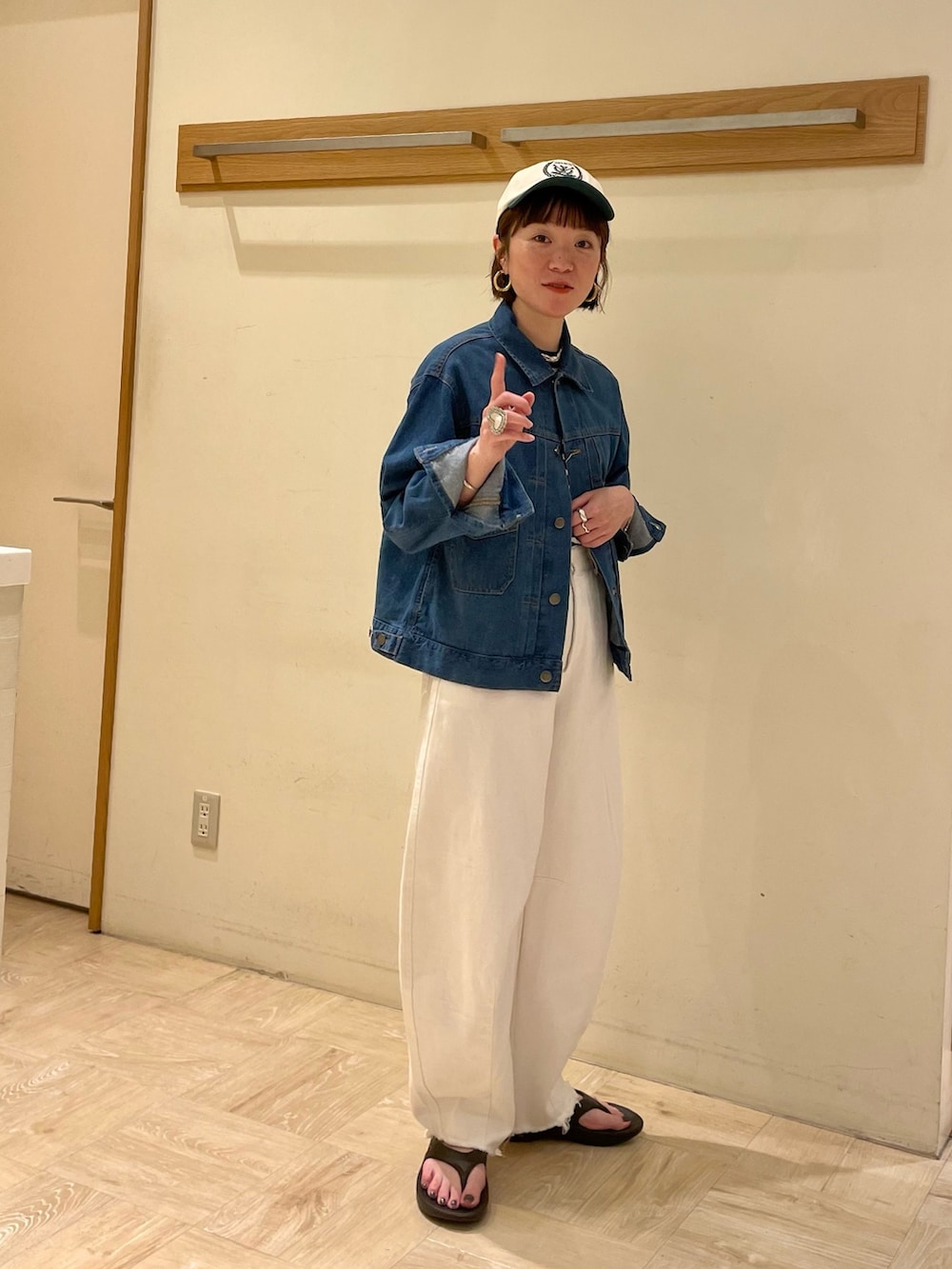 「デニム、Gジャン、ジャケット、アウター、GEVACO、レイヤードスタイル、休日スタイル、ボーダー、キャップ、おしゃれさんと繋がりたい、ootd、ホワイト、oofos、カジュアル、いいね、save、フォローお願いします🤑」｜「OOFOSの【OOFOS/ウーフォス】OOriginal（サンダル、ブラック系）」を使った、ほこさん（レディース・158cm）の春コーディネートの5枚目の写真