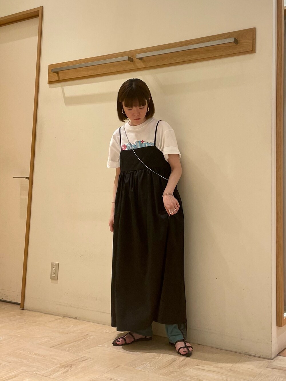 「キャミワンピ、ワンピース、ブラック、Tシャツ、トラックパンツ、レイヤードスタイル、シンプルコーデ、スマホショルダー、オトナカジュアル、おしゃれさんと繋がりたい、ootd、いいね、save、フォローお願いします🤑、ストリート、スポーツミックス、NEEDLES」｜「fredy emueのボールチェーンスマホショルダー（スマホグッズ、シルバー系）」を使った、ほこさん（レディース・158cm）の春コーディネートの3枚目の写真