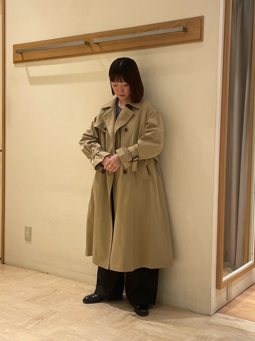 「トレンチコート、アウター、ベージュ、きれいめカジュアル、着回しコーデ、お出かけコーデ、通勤コーデ、カジュアル、重ね着ベストシーズン、オールインワン、サロペット、おしゃれさんと繋がりたい、いいね、save、フォローお願いします🤑、ootd、ジャケット」｜「fredy emueの袖ボリュームトレンチコート（トレンチコート、ベージュ系）」を使った、ほこさん（レディース・158cm）の秋コーディネートの2枚目の写真