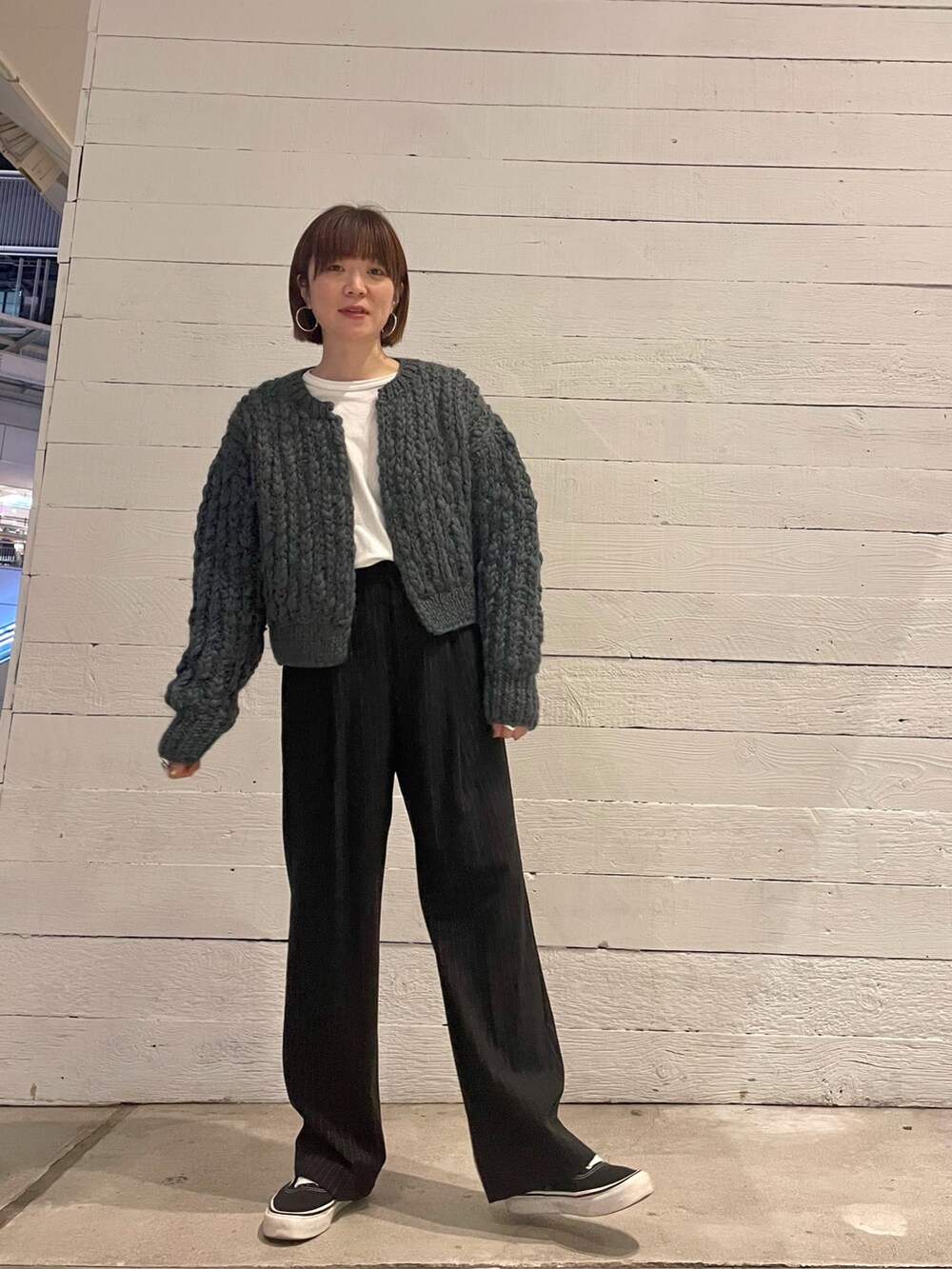 グレー系のカーディガン/ボレロ、ホワイト系のTシャツ/カットソー、グレー系のその他パンツを着用したレディースの冬コーディネートの3枚目の写真