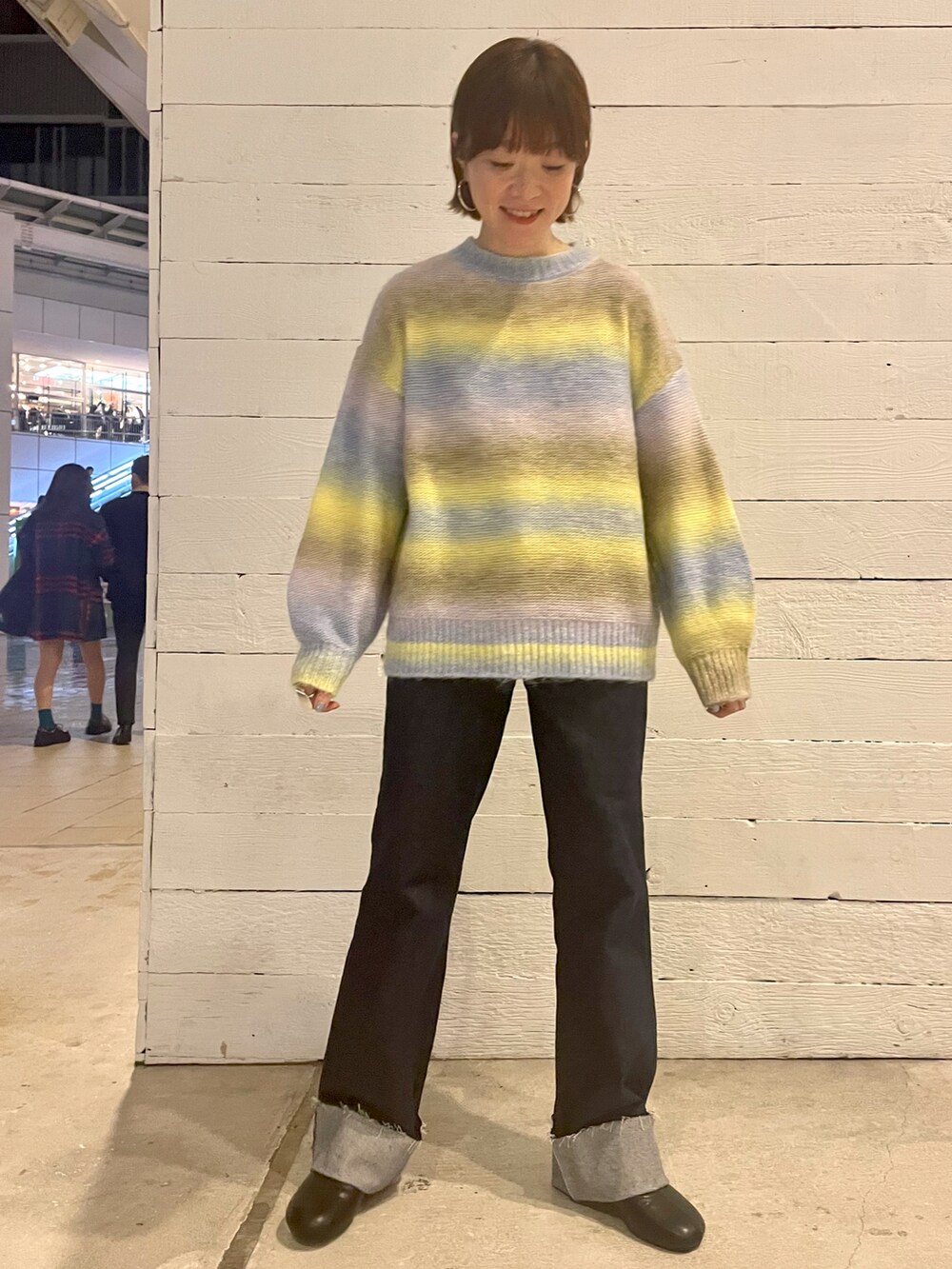 「GEVACO、お出かけコーデ、グラデーションニット、ママコーデ、ootd、冬、デニム、オトナカジュアル、平均身長コーデ、30代コーデ、ウールコート、カラーニット、FREDY&GLOSTER、おしゃれさんと繋がりたい、休日スタイル」｜「fredy emueのロールアップデニムパンツ（デニムパンツ、ブルー系）」を使った、ほこさん（レディース・158cm）の冬コーディネートの4枚目の写真