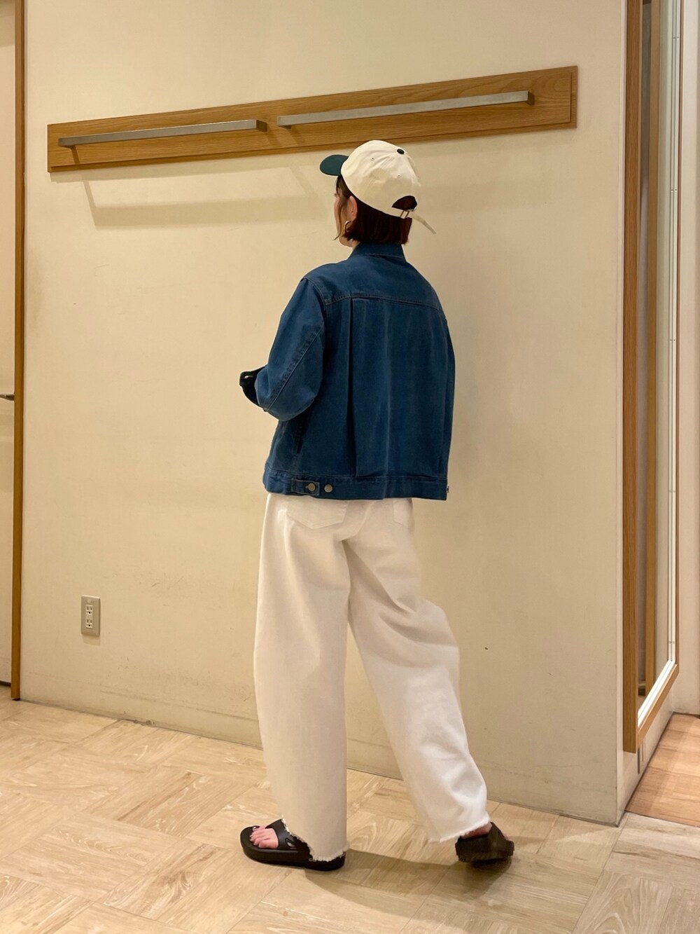 「デニム、Gジャン、ジャケット、アウター、GEVACO、レイヤードスタイル、休日スタイル、ボーダー、キャップ、おしゃれさんと繋がりたい、ootd、ホワイト、oofos、カジュアル、いいね、save、フォローお願いします🤑」｜「OOFOSの【OOFOS/ウーフォス】OOriginal（サンダル、ブラック系）」を使った、ほこさん（レディース・158cm）の春コーディネートの4枚目の写真
