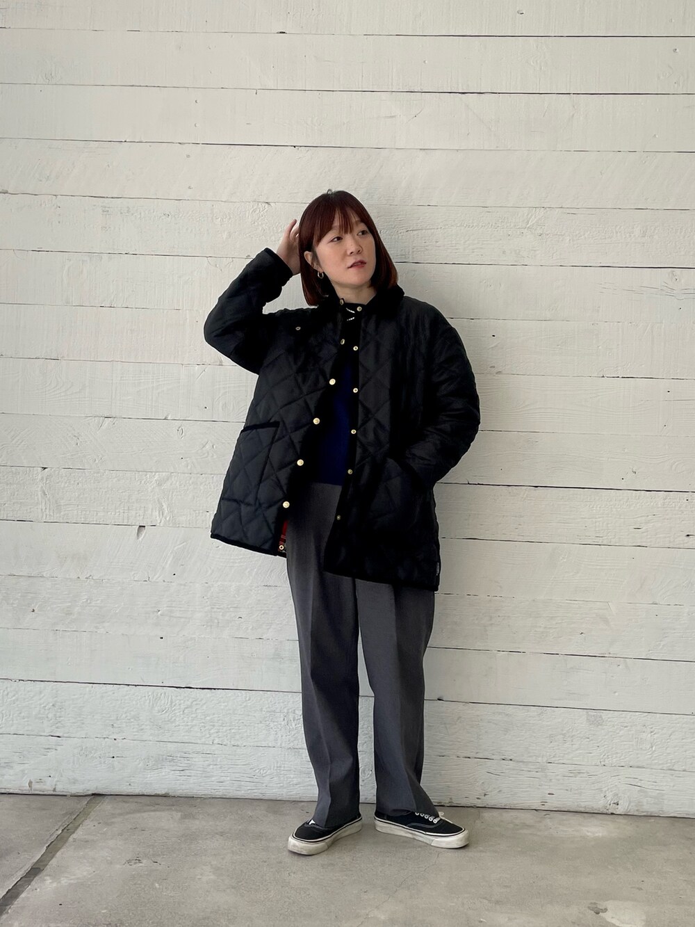 「ジャケット、アウター、ニット、オトナカジュアル、カジュアル、Traditional Weatherwear、キルティング、おしゃれさんと繋がりたい、ootd、休日スタイル、きれいめカジュアル、シンプルコーデ、秋コーデ、スラックス、スニーカー」｜「Traditional Weatherwearの【別注】【Traditional Weatherwear/トラディショナルウェザーウエア】WAVERLY TWW（ブルゾン、ブラック系）」を使った、ほこさん（レディース・158cm）の秋コーディネートの2枚目の写真