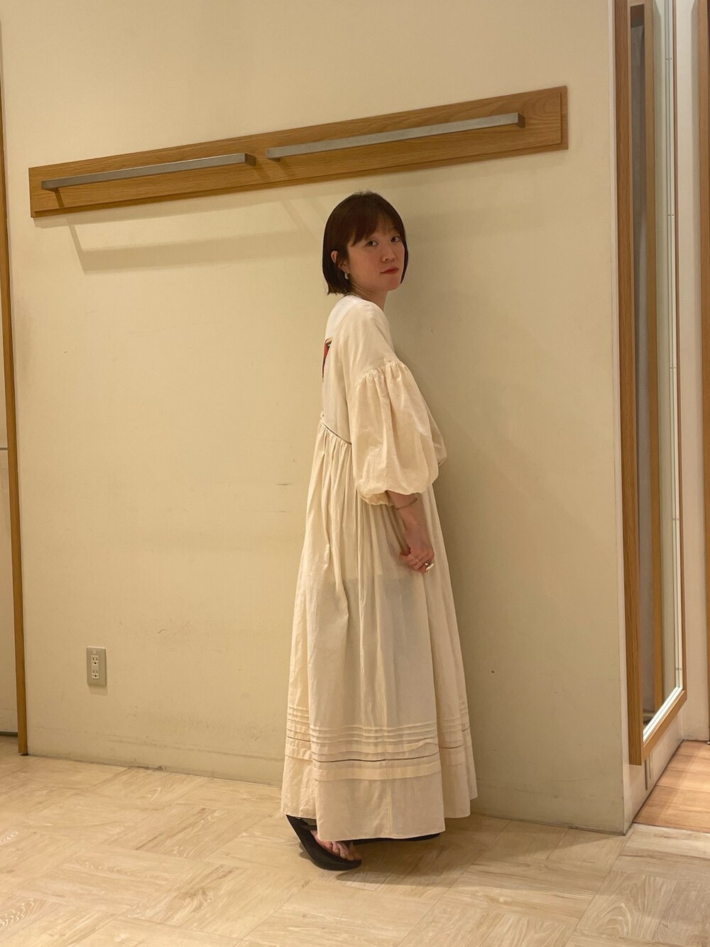 ホワイト系のワンピース、シルバー系のピアス（両耳用）を着用したレディースの夏コーディネートの2枚目の写真