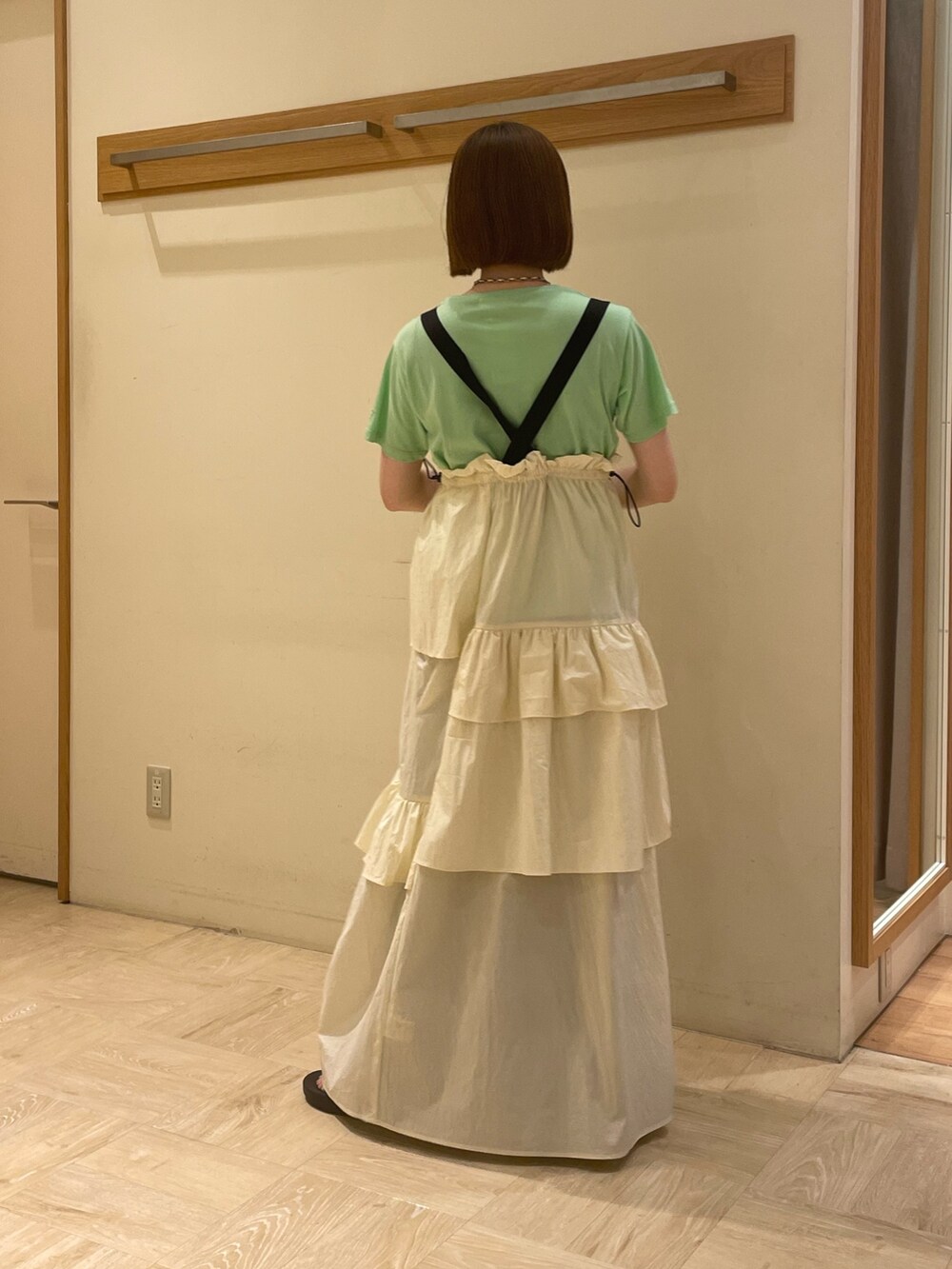 ホワイト系のワンピース、グリーン系のTシャツ/カットソー、ブラック系のサンダルを着用したレディースの夏コーディネートの4枚目の写真