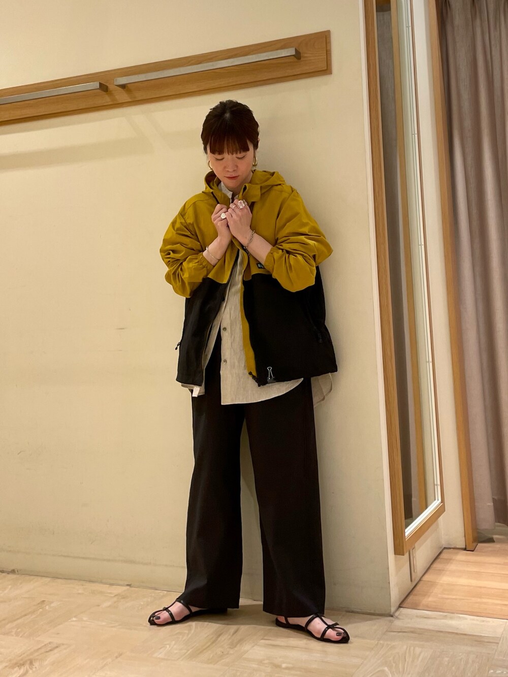 ブラック系のその他パンツ、ブラック系のサンダル、ベージュ系のシャツ/ブラウスを着用したレディースの春コーディネートの4枚目の写真