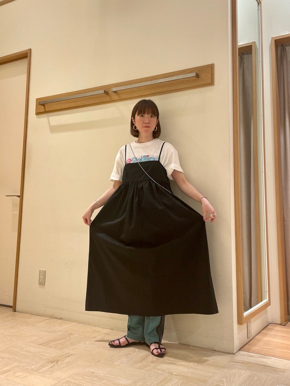 「キャミワンピ、ワンピース、ブラック、Tシャツ、トラックパンツ、レイヤードスタイル、シンプルコーデ、スマホショルダー、オトナカジュアル、おしゃれさんと繋がりたい、ootd、いいね、save、フォローお願いします🤑、ストリート、スポーツミックス、NEEDLES」｜「fredy emueのボールチェーンスマホショルダー（スマホグッズ、シルバー系）」を使った、ほこさん（レディース・158cm）の春コーディネートの2枚目の写真