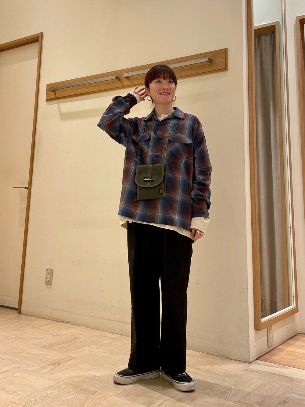 「大人カジュアル、休日スタイル、オトナ女子、ペンドルトン、PENDLETON、グラミチ、スニーカー、カジュアル、春コーデ、おしゃれさんと繋がりたい、ミニバッグ、ほめられ本命コーデ、ootd、古着MIX、古着」｜「GLOSTERの【GLOSTER/グロスター】ARMY RIB ヘンリーネックロンT（Tシャツ/カットソー、ベージュ系）」を使った、ほこさん（レディース・158cm）の冬コーディネートの2枚目の写真