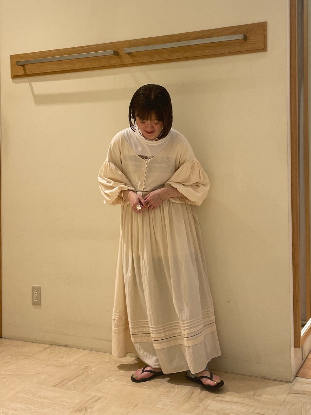 ホワイト系のワンピース、シルバー系のピアス（両耳用）を着用したレディースの夏コーディネートの3枚目の写真