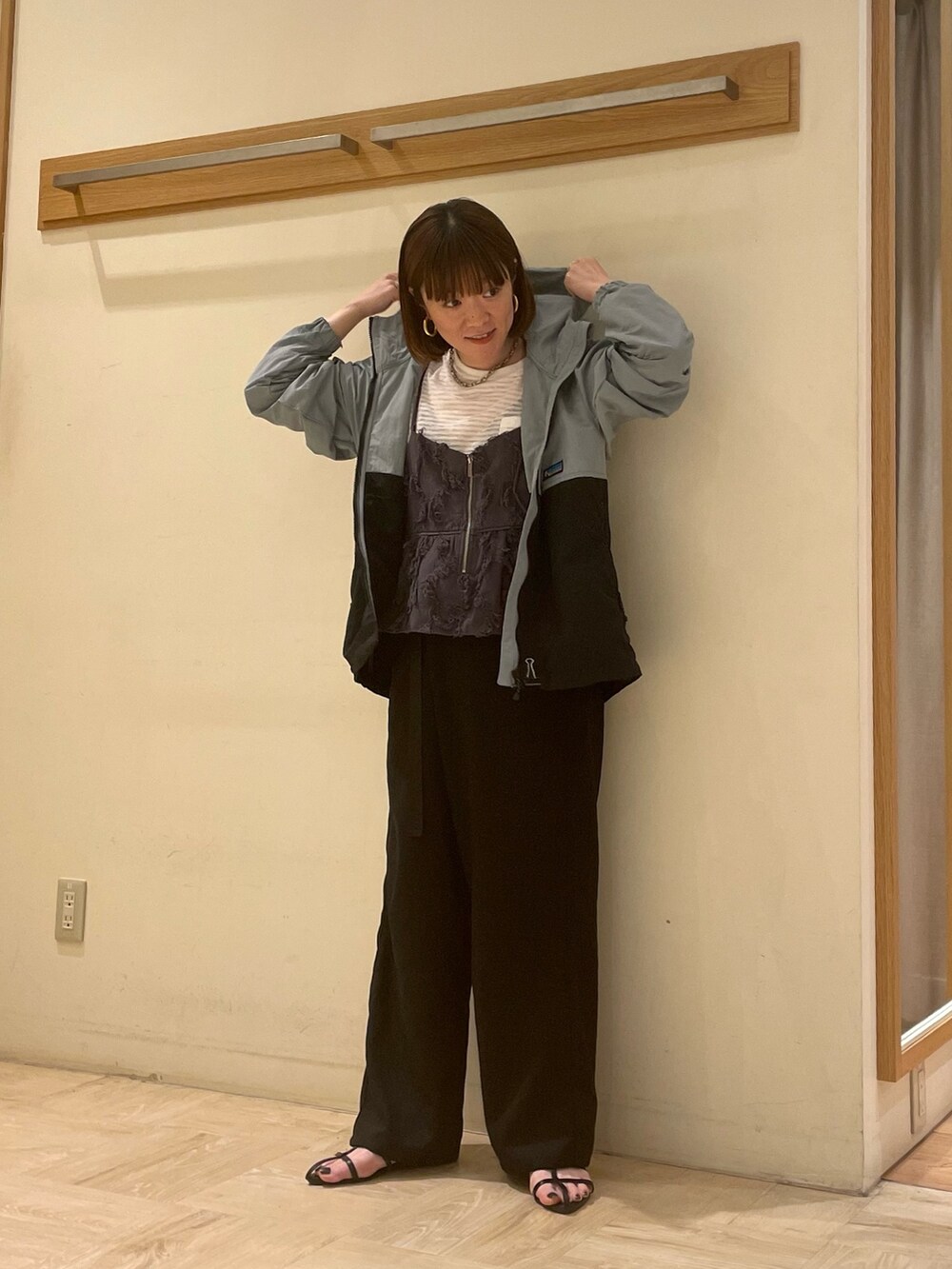 ブルー系のマウンテンパーカー、ホワイト系のTシャツ/カットソー、グレー系のシャツ/ブラウスを着用したレディースの春コーディネートの2枚目の写真