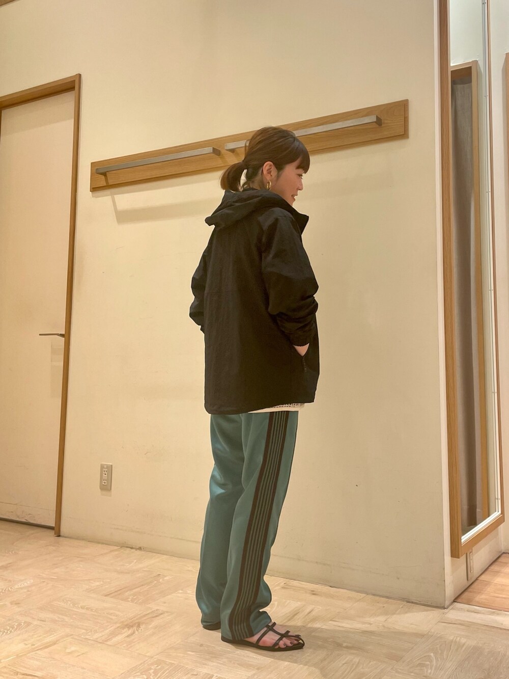 「franklinclimbing、マウンテンパーカー、アウター、いまどきジャケット写真、メッシュ、ARMY TWILL、ブラック、カジュアル、サンダル、おしゃれさんと繋がりたい、ootd、春コーデ、ベージュ、オトナカジュアル、ストリート」｜「fredy emueのステンレスオメガチェーンネックレス ショート（ネックレス、ゴールド系）」を使った、ほこさん（レディース・158cm）の春コーディネートの2枚目の写真