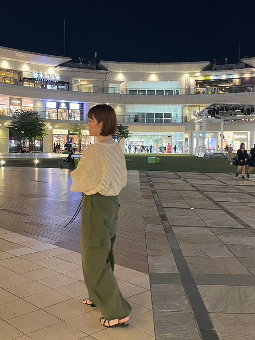 「メッシュ、カーゴパンツ、お出かけコーデ日記、春夏コーデ、夏、おしゃれさんと繋がりたい、ootd、サンダル、パンツスタイル、オトナカジュアル、いいね、save、フォローお願いします🤑、ベージュ、休日スタイル、シンプルコーデ、カジュアル」｜「GLOSTERの【GLOSTER/グロスター】M65 ワイドカーゴパンツ スノーカモ 裾ドローコード ミリタリー MILITARY（カーゴパンツ、グリーン系）」を使った、ほこさん（レディース・158cm）の春コーディネートの2枚目の写真