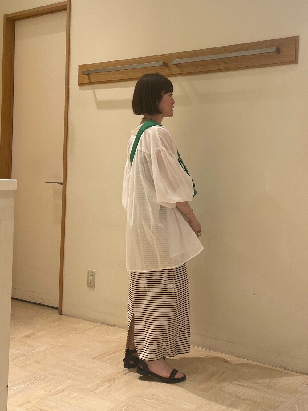 グリーン系のショルダーバッグ、ホワイト系のワンピース、ホワイト系のシャツ/ブラウスを着用したレディースの夏コーディネートの2枚目の写真