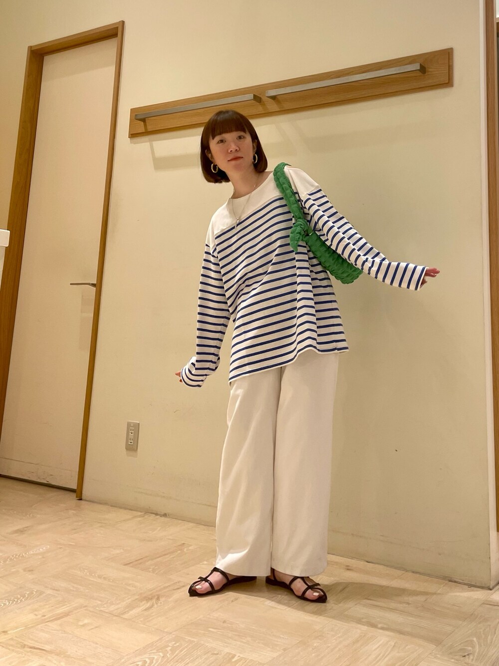 ホワイト系のその他パンツ、ブラック系のサンダル、ブルー系のTシャツ/カットソーを着用したレディースの春コーディネートの2枚目の写真