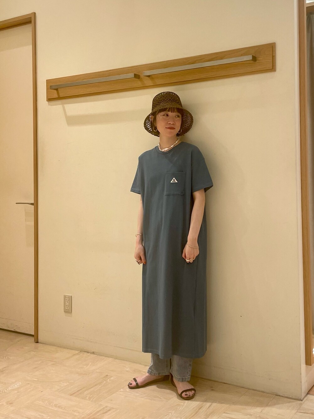 「ワンピース、シンプルコーデ、GEVACO、デニム、ハット、サンダル、オトナカジュアル、カジュアル、淡色コーデ、春夏コーデ、おしゃれさんと繋がりたい、ootd、休日スタイル、夏コーデ、楽チンコーデ」｜「PLAKTONの【PLAKTON/プラクトン】スリムベルトフラットサンダル（サンダル、ブラック系）」を使った、ほこさん（レディース・158cm）の春コーディネートの3枚目の写真