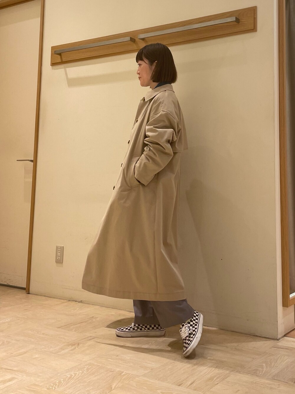 「ステンカラーコート、アウター、春コーデ、ベージュ、Gジャン、スニーカーコーデ、オトナカジュアル、おしゃれさんと繋がりたい、ootd、FREDY&GLOSTER、GEVACO、カジュアル、デニム、大人カジュアル、着回しコーデ」｜「GOOD ROCK SPEEDの【GOOD ROCK SPEED/グッドロックスピード】別注オーバーサイズ ロンT バンド バンT（Tシャツ/カットソー、ホワイト系）」を使った、ほこさん（レディース・158cm）の春コーディネートの3枚目の写真