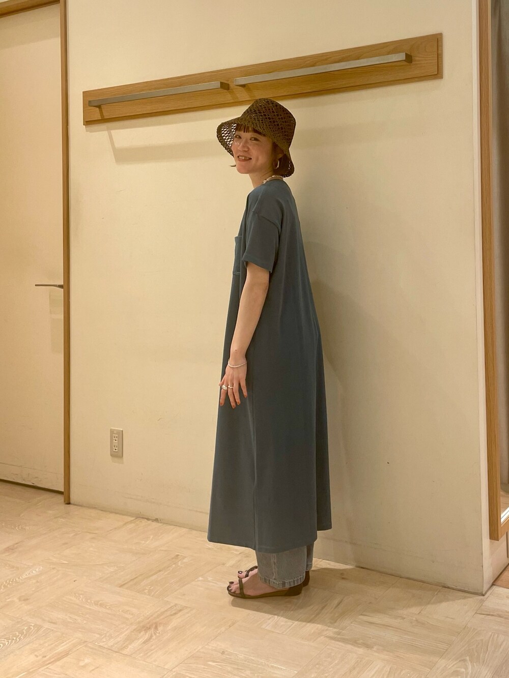「ワンピース、シンプルコーデ、GEVACO、デニム、ハット、サンダル、オトナカジュアル、カジュアル、淡色コーデ、春夏コーデ、おしゃれさんと繋がりたい、ootd、休日スタイル、夏コーデ、楽チンコーデ」｜「PLAKTONの【PLAKTON/プラクトン】スリムベルトフラットサンダル（サンダル、ブラック系）」を使った、ほこさん（レディース・158cm）の春コーディネートの2枚目の写真