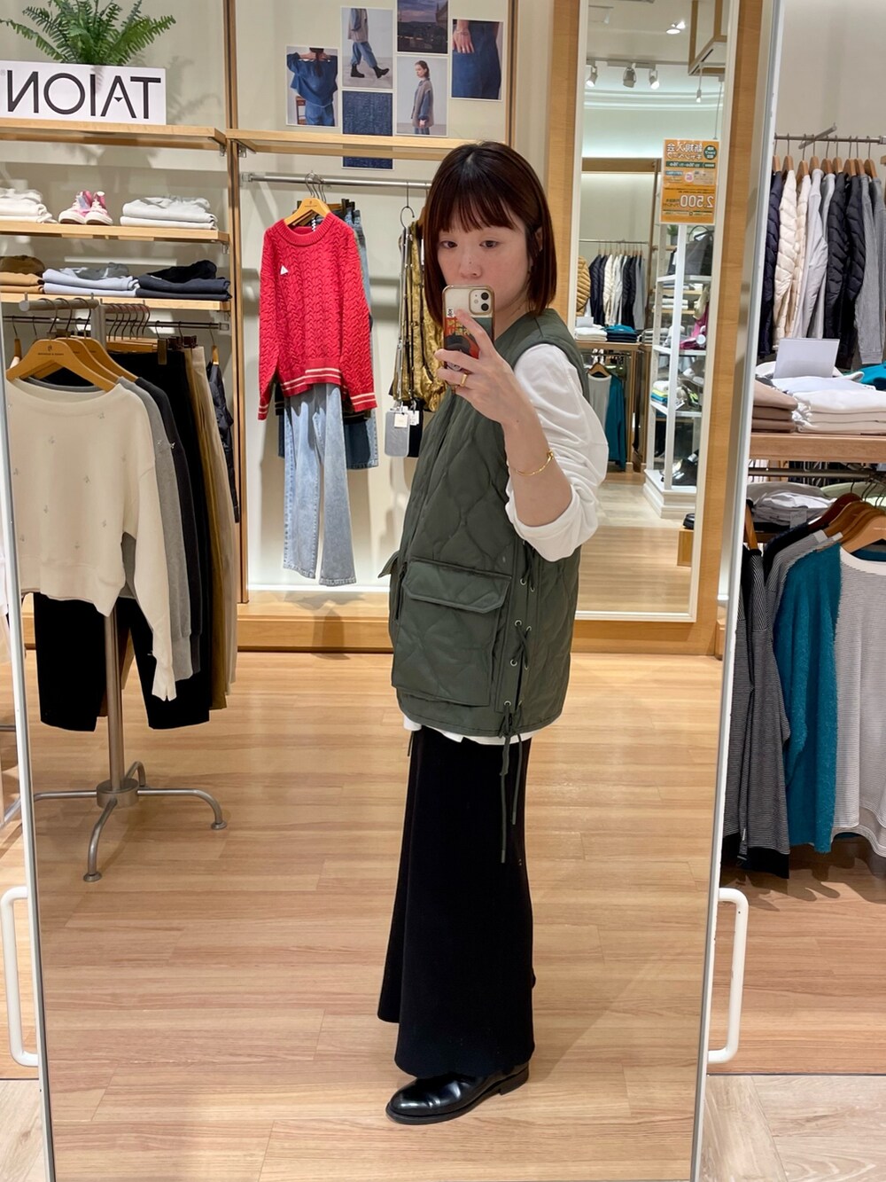 「ベスト、TAION、アウター、ダウンベスト、カジュアル、オトナカジュアル、おしゃれさんと繋がりたい、ootd、重ね着ベストシーズン、シンプルコーデ、シンプル、レイヤードスタイル、着回しコーデ、タイトスカート、秋コーデ」｜「TAIONの【TAION/タイオン】レースアップＶネックベスト（ダウンベスト、グリーン系）」を使った、ほこさん（レディース・158cm）の秋コーディネートの2枚目の写真