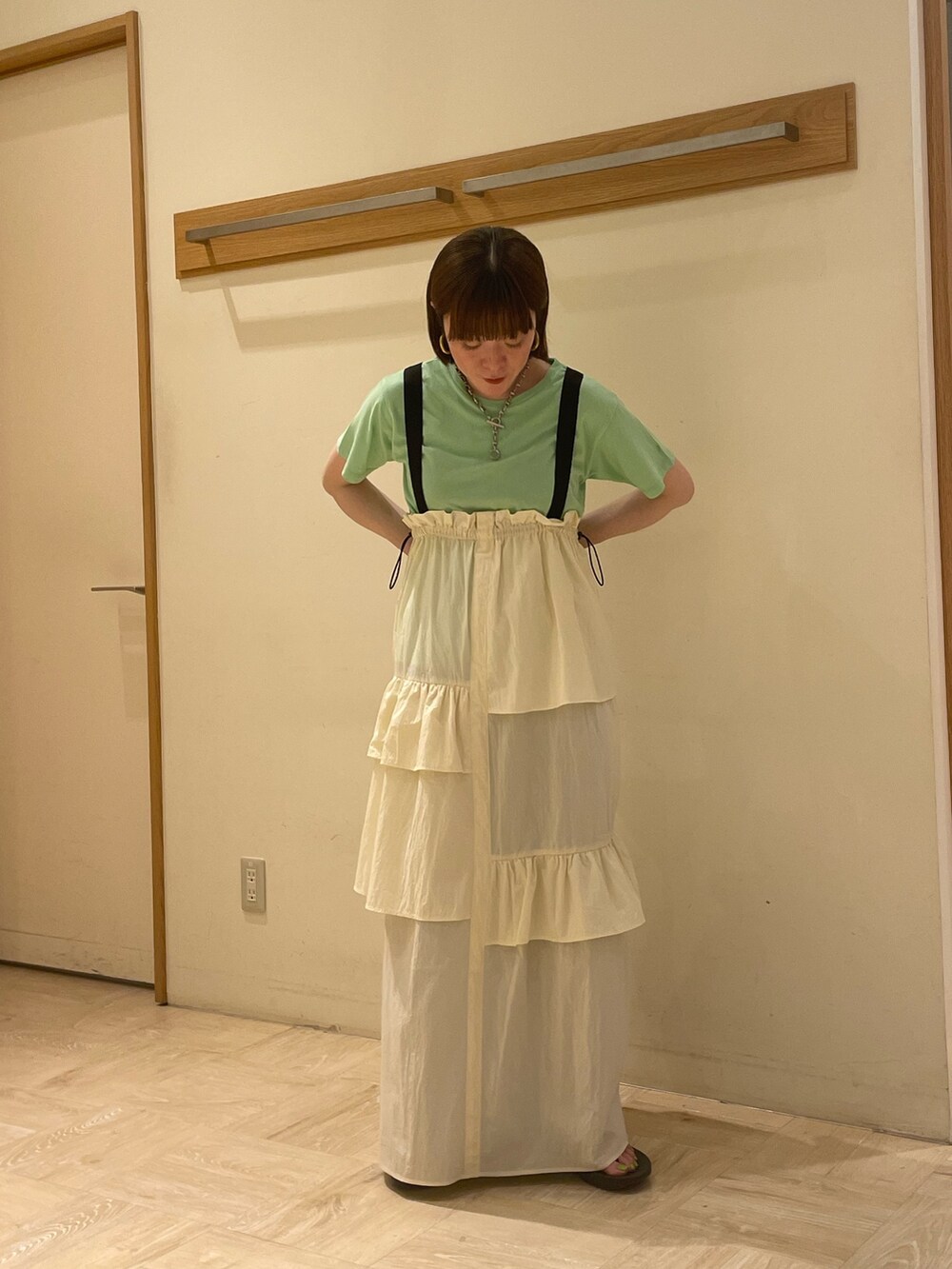 ホワイト系のワンピース、グリーン系のTシャツ/カットソー、ブラック系のサンダルを着用したレディースの夏コーディネートの5枚目の写真