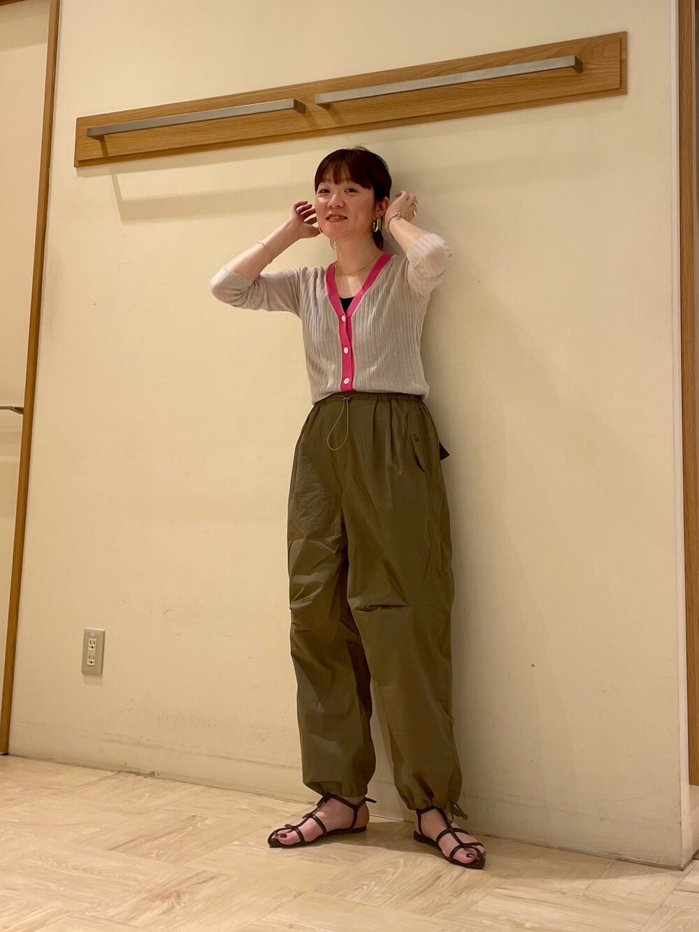 グリーン系のその他パンツ、ブラック系のサンダル、ブラック系のキャミソールを着用したレディースの春コーディネートの3枚目の写真