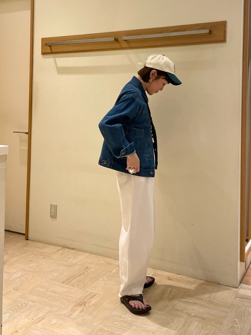「デニム、Gジャン、ジャケット、アウター、GEVACO、レイヤードスタイル、休日スタイル、ボーダー、キャップ、おしゃれさんと繋がりたい、ootd、ホワイト、oofos、カジュアル、いいね、save、フォローお願いします🤑」｜「OOFOSの【OOFOS/ウーフォス】OOriginal（サンダル、ブラック系）」を使った、ほこさん（レディース・158cm）の春コーディネートの2枚目の写真