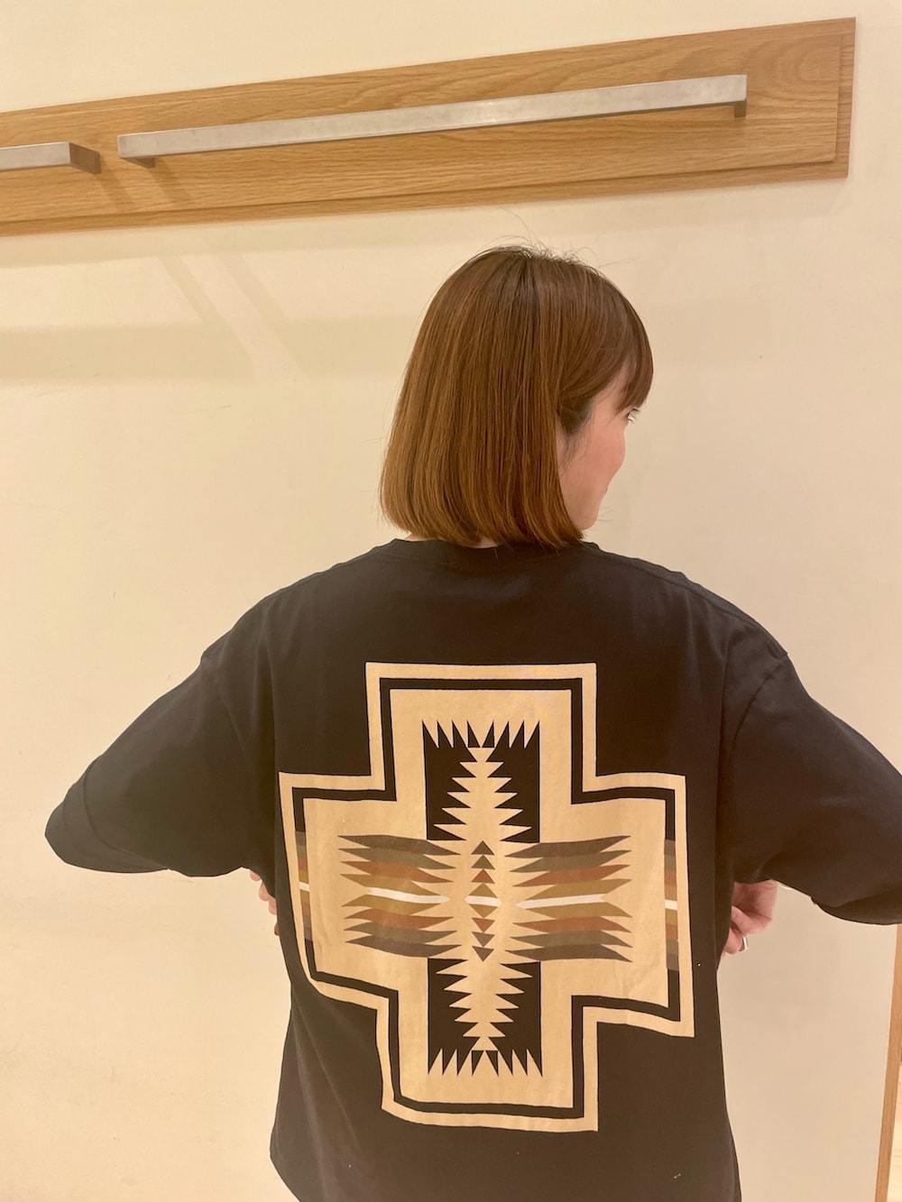 「Tシャツ、PENDLETON、ブラック、ホワイト、スカート、ビルケンシュトック、大人カジュアル、シンプルコーデ、ロングスカート、ロゴT、おしゃれさんと繋がりたい、ootd、いいね、save、フォローお願いします🤑、カジュアルコーデ、夏コーデ」｜「fredy emueのフリンジタイトスカート（スカート、ホワイト系）」を使った、ほこさん（レディース・158cm）の春コーディネートの5枚目の写真