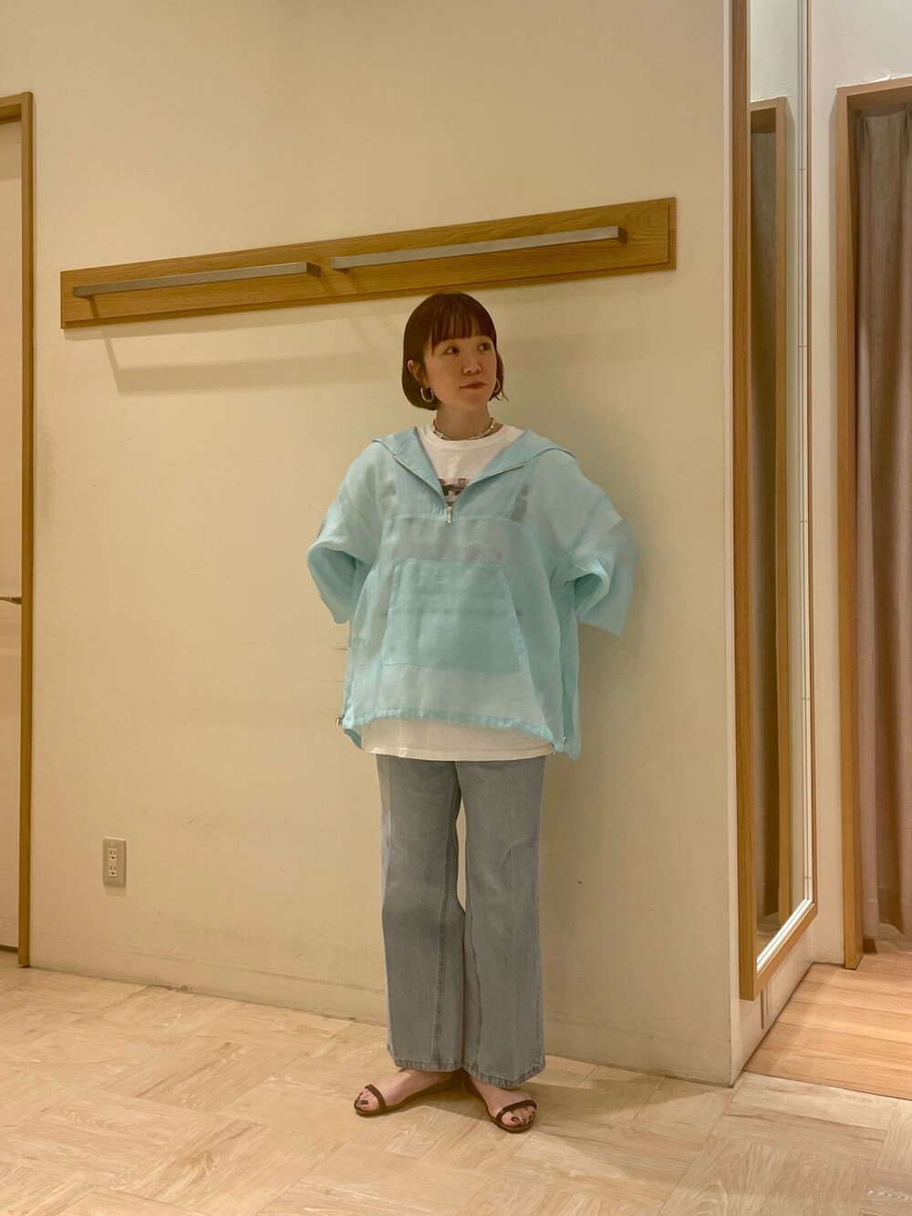 ブルー系のブルゾン、ブルー系のデニムパンツ、ブラック系のサンダルを着用したレディースの春コーディネートの2枚目の写真