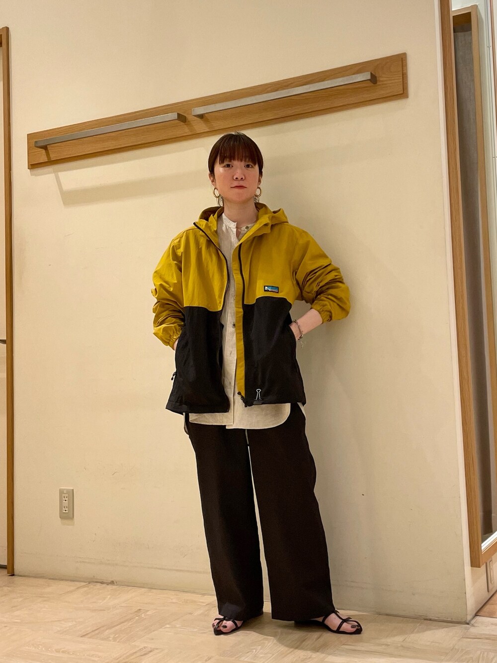 ブラック系のその他パンツ、ブラック系のサンダル、ベージュ系のシャツ/ブラウスを着用したレディースの春コーディネートの2枚目の写真