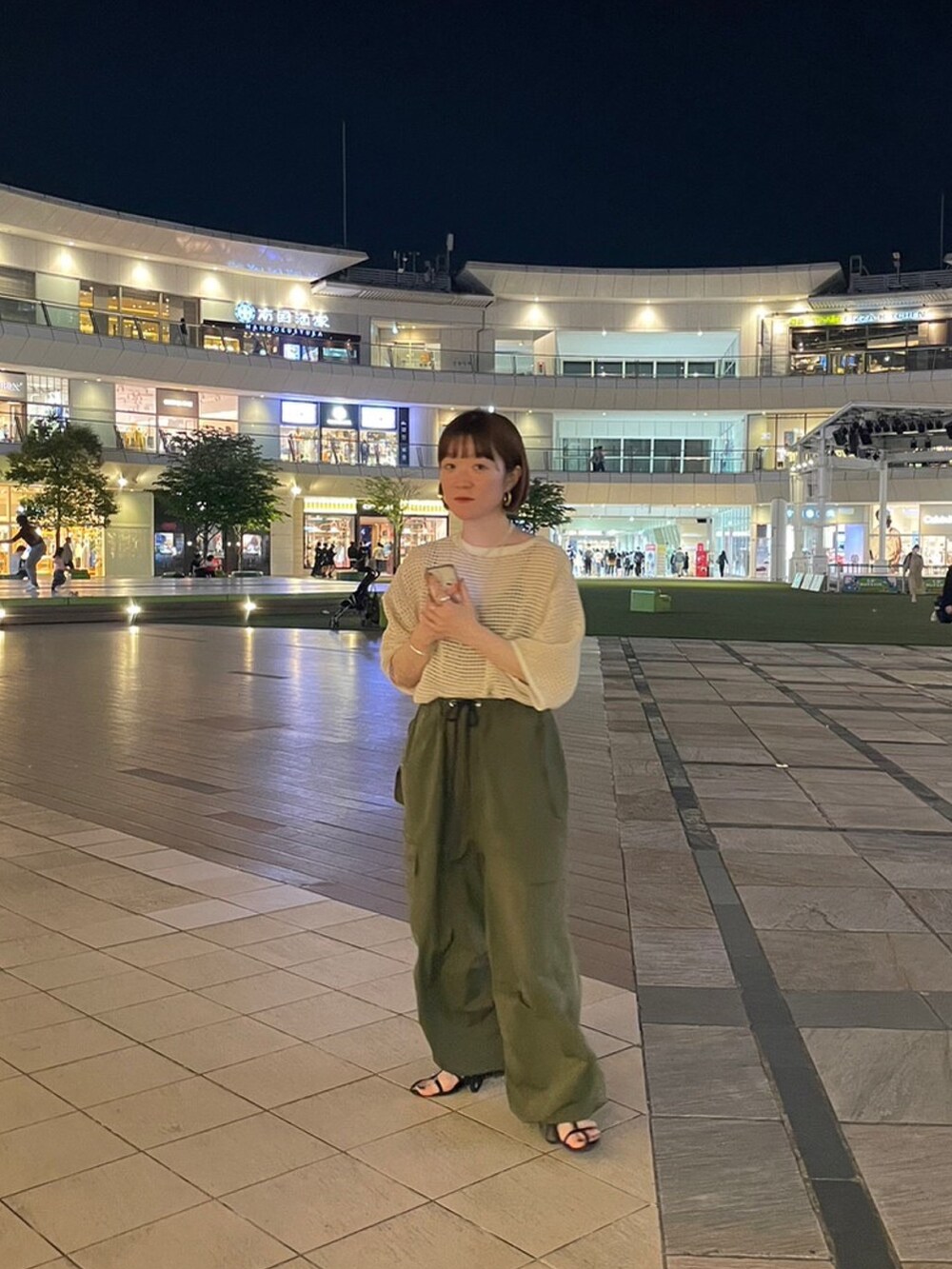 「メッシュ、カーゴパンツ、お出かけコーデ日記、春夏コーデ、夏、おしゃれさんと繋がりたい、ootd、サンダル、パンツスタイル、オトナカジュアル、いいね、save、フォローお願いします🤑、ベージュ、休日スタイル、シンプルコーデ、カジュアル」｜「GLOSTERの【GLOSTER/グロスター】M65 ワイドカーゴパンツ スノーカモ 裾ドローコード ミリタリー MILITARY（カーゴパンツ、グリーン系）」を使った、ほこさん（レディース・158cm）の春コーディネートの3枚目の写真