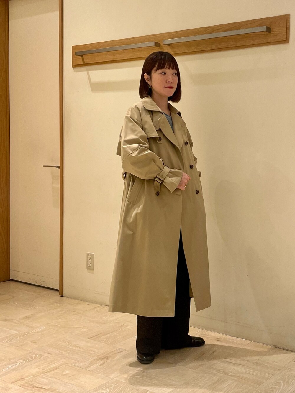 「トレンチコート、アウター、ベージュ、きれいめカジュアル、着回しコーデ、お出かけコーデ、通勤コーデ、カジュアル、重ね着ベストシーズン、オールインワン、サロペット、おしゃれさんと繋がりたい、いいね、save、フォローお願いします🤑、ootd、ジャケット」｜「fredy emueの袖ボリュームトレンチコート（トレンチコート、ベージュ系）」を使った、ほこさん（レディース・158cm）の秋コーディネートの3枚目の写真
