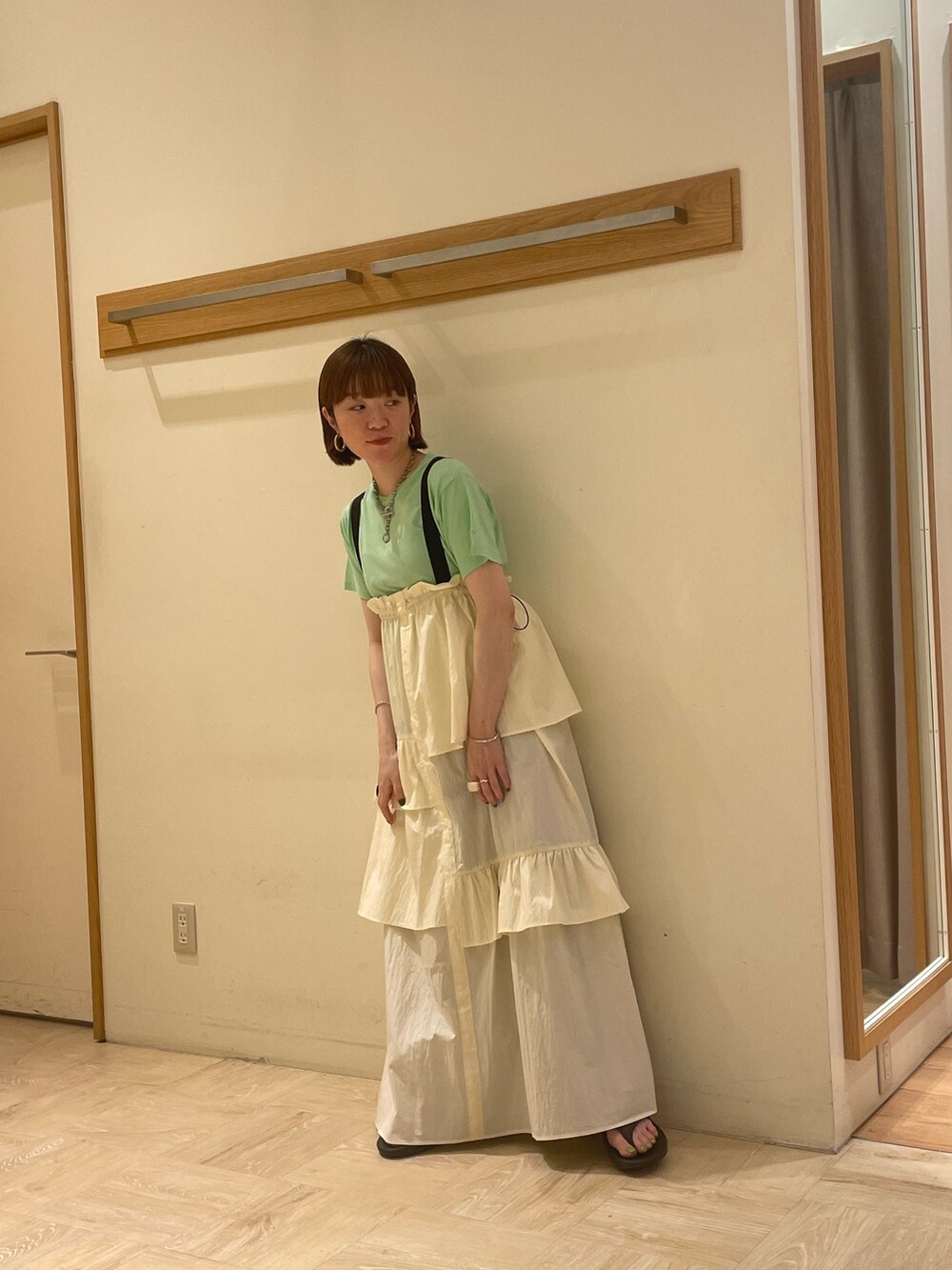 ホワイト系のワンピース、グリーン系のTシャツ/カットソー、ブラック系のサンダルを着用したレディースの夏コーディネートの2枚目の写真