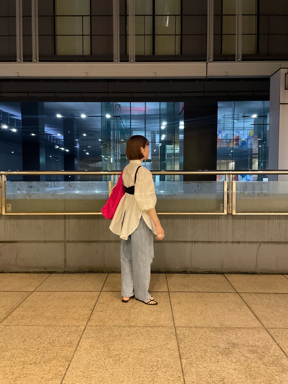 ホワイト系のシャツ/ブラウス、ブラック系のニット/セーター、ブルー系のデニムパンツを着用したレディースの夏コーディネートの2枚目の写真