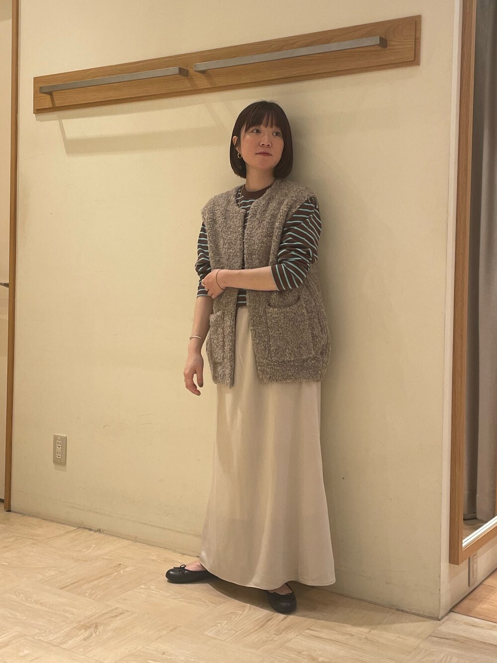 「ボーダー、GEVACO、スカート、カジュアル、オトナカジュアル、ベスト、秋コーデ、休日スタイル、ロンT、きれいめカジュアル、淡色コーデ、ベージュ、お出かけコーデ、おしゃれさんと繋がりたい、ootd」｜「fredy emueのビンテージサテンフレアースカート（スカート、ベージュ系）」を使った、ほこさん（レディース・158cm）の秋コーディネートの2枚目の写真