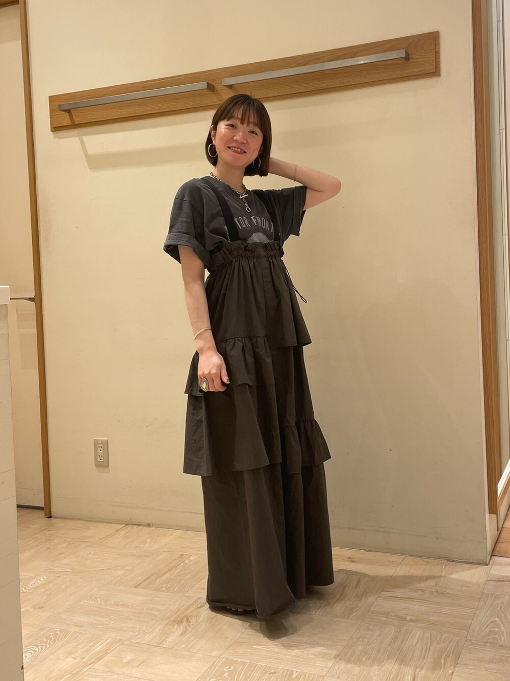 グレー系のTシャツ/カットソー、グリーン系のワンピースを着用したレディースの夏コーディネートの2枚目の写真