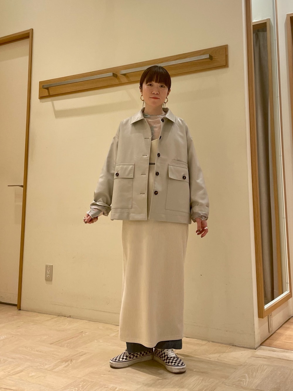 ホワイト系のワンピース、ベージュ系のブルゾン、グリーン系のTシャツ/カットソーを着用したレディースの冬コーディネートの3枚目の写真