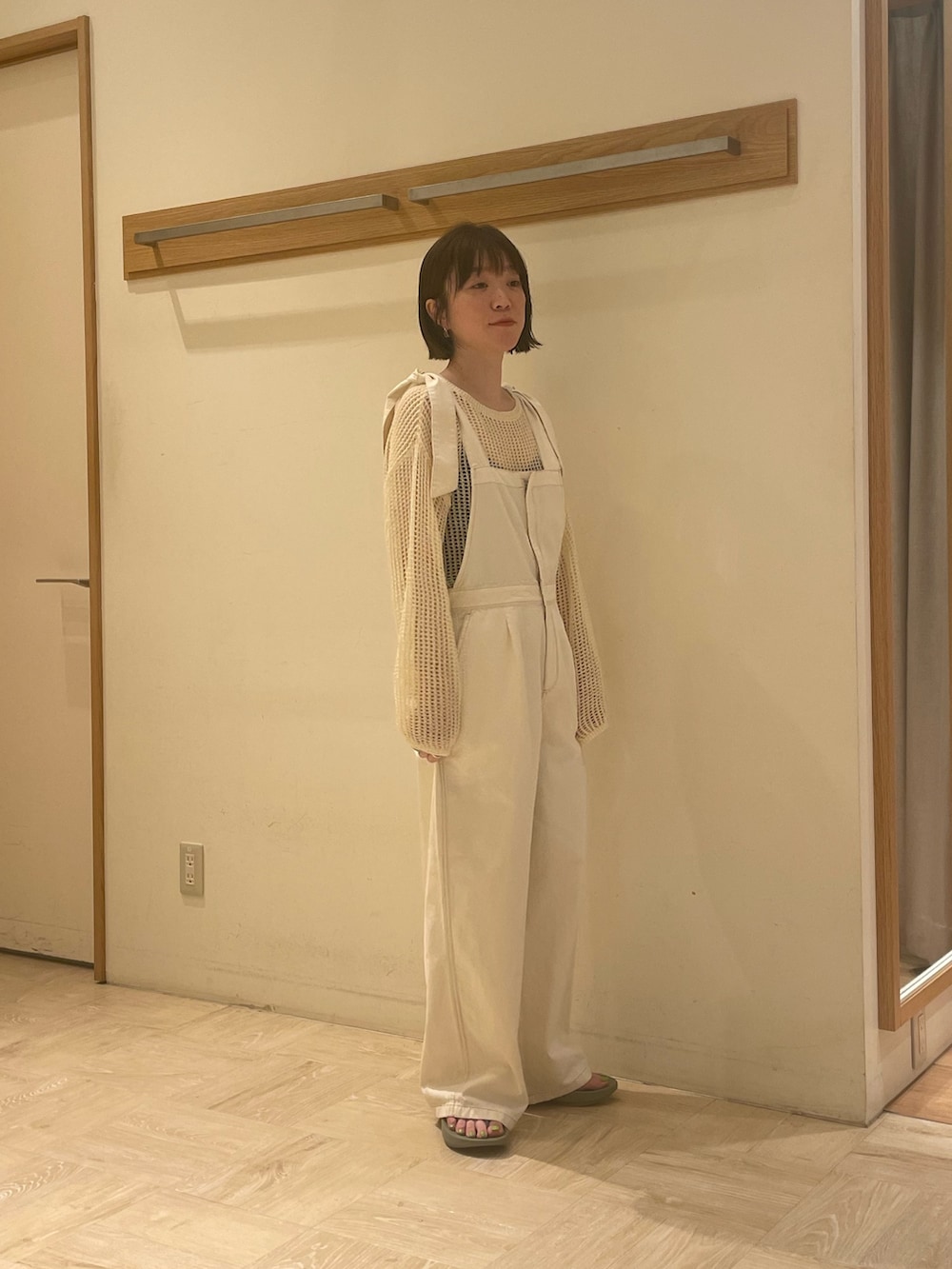 「メッシュ、ホワイト、サロペット、オールインワン、カジュアル、オトナカジュアル、淡色コーデ、夏コーデ、休日スタイル、お出かけコーデ、おしゃれさんと繋がりたい、ootd、oofos、サンダル、いいね、save、フォローお願いします🤑」｜「fredy emueのメッシュニット（ニット/セーター、ホワイト系）」を使った、ほこさん（レディース・158cm）の夏コーディネートの2枚目の写真