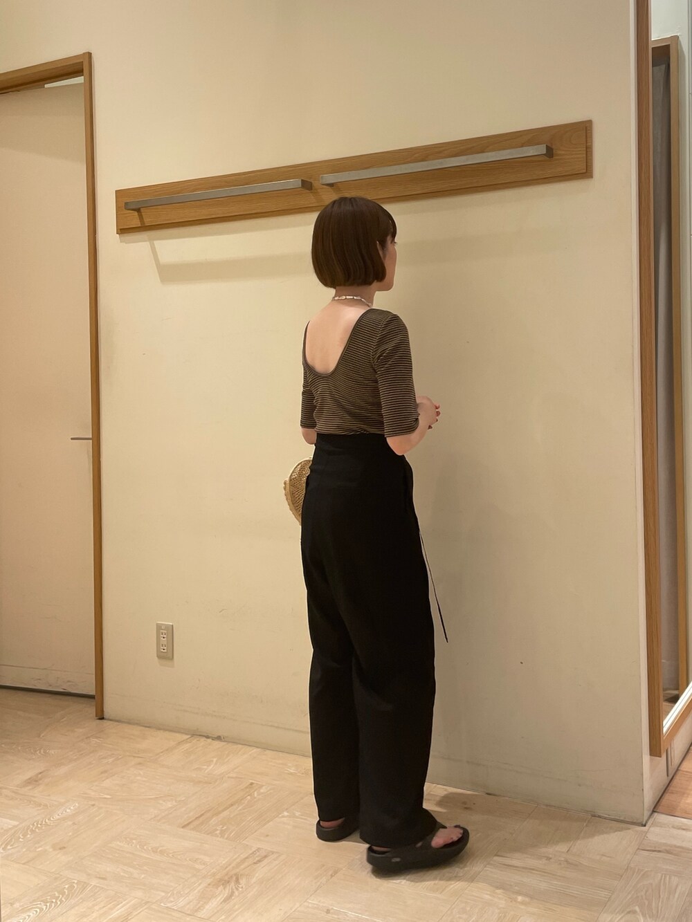 ブラック系のサンダル、ブラック系のその他パンツ、ブラウン系のTシャツ/カットソーを着用したレディースの春コーディネートの2枚目の写真