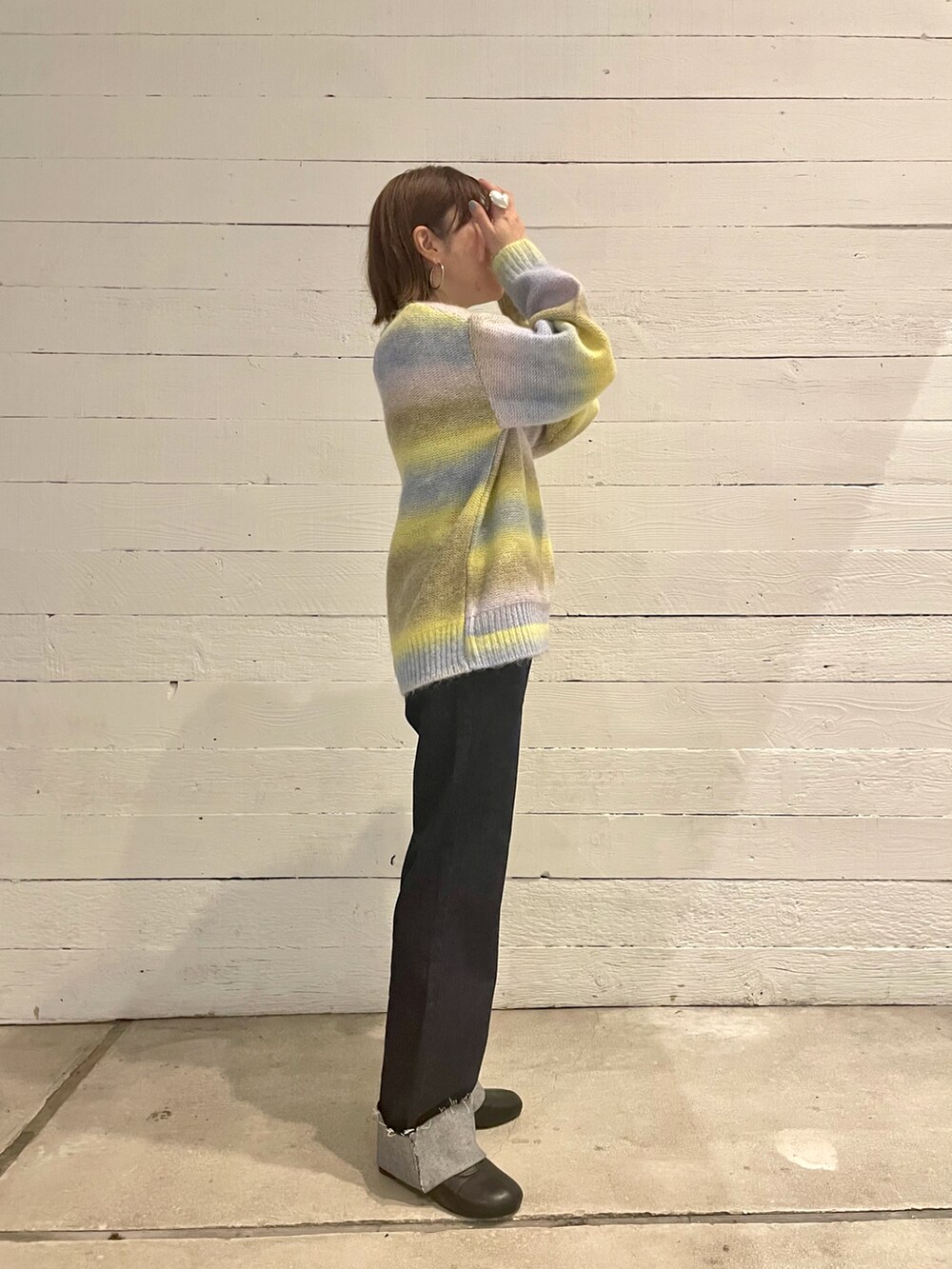 「GEVACO、お出かけコーデ、グラデーションニット、ママコーデ、ootd、冬、デニム、オトナカジュアル、平均身長コーデ、30代コーデ、ウールコート、カラーニット、FREDY&GLOSTER、おしゃれさんと繋がりたい、休日スタイル」｜「fredy emueのロールアップデニムパンツ（デニムパンツ、ブルー系）」を使った、ほこさん（レディース・158cm）の冬コーディネートの5枚目の写真