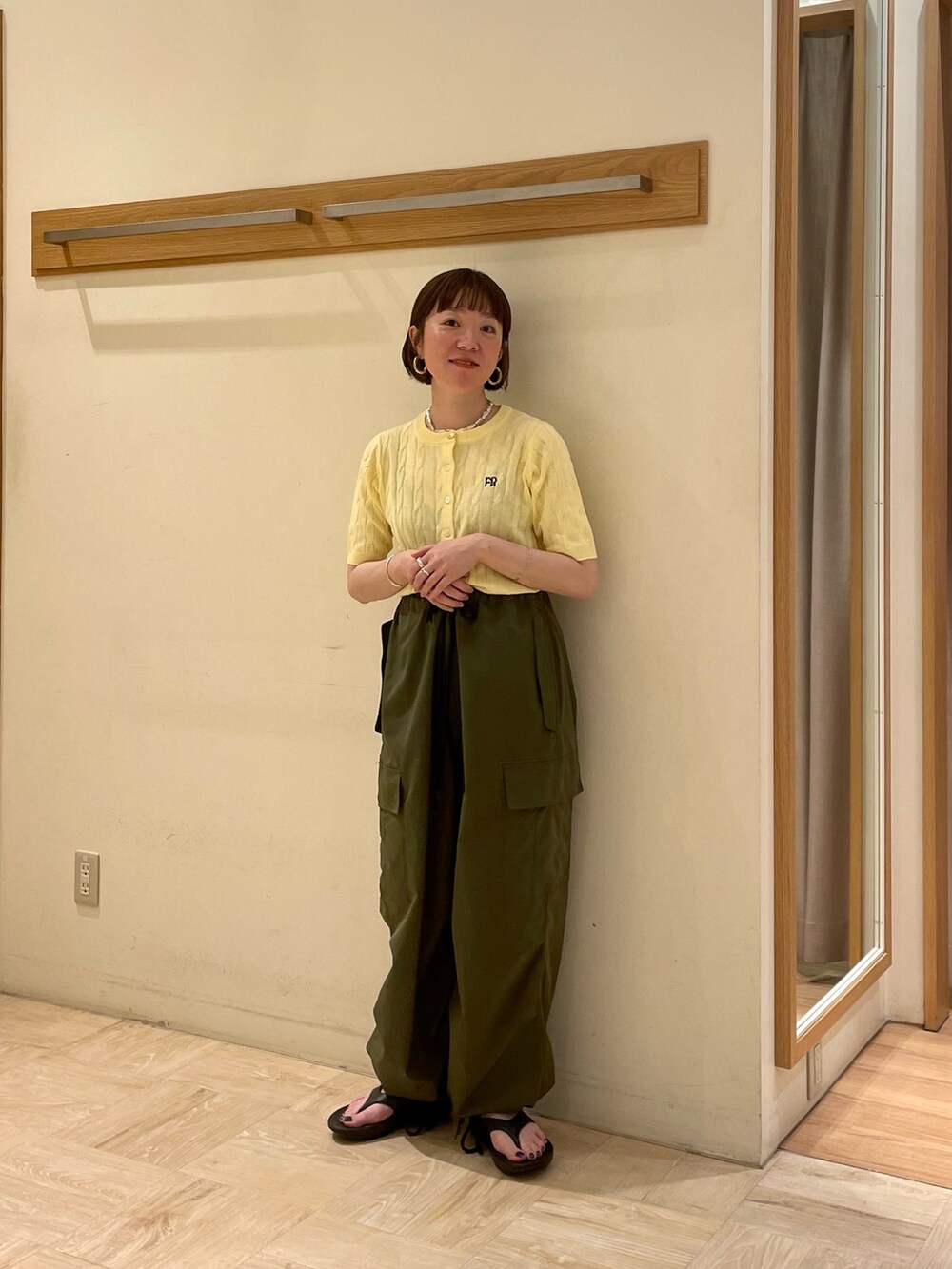「イエロー、カーディガン、カーディガンコーデ、ケーブルニット、カーゴパンツ、パンツスタイル、ootd、おしゃれさんと繋がりたい、oofos、カジュアル、オトナカジュアル、いいね、save、フォローお願いします🤑、シンプルコーデ、淡色コーデ、春夏コーデ」｜「OOFOSの【OOFOS/ウーフォス】OOriginal（サンダル、ブラック系）」を使った、ほこさん（レディース・158cm）の春コーディネートの2枚目の写真